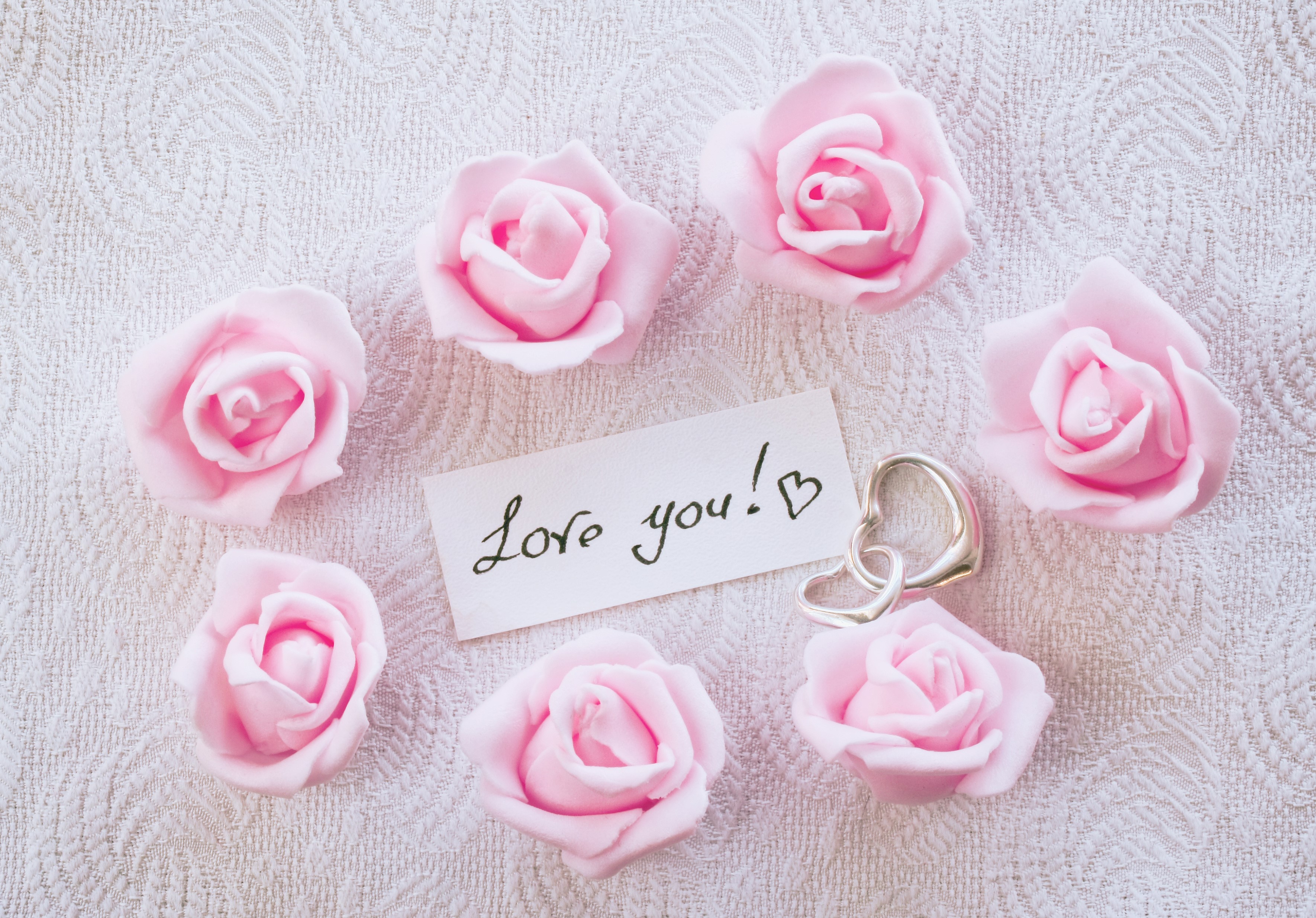 Pink roses and a note that says "Love you!" HD Wallpaper