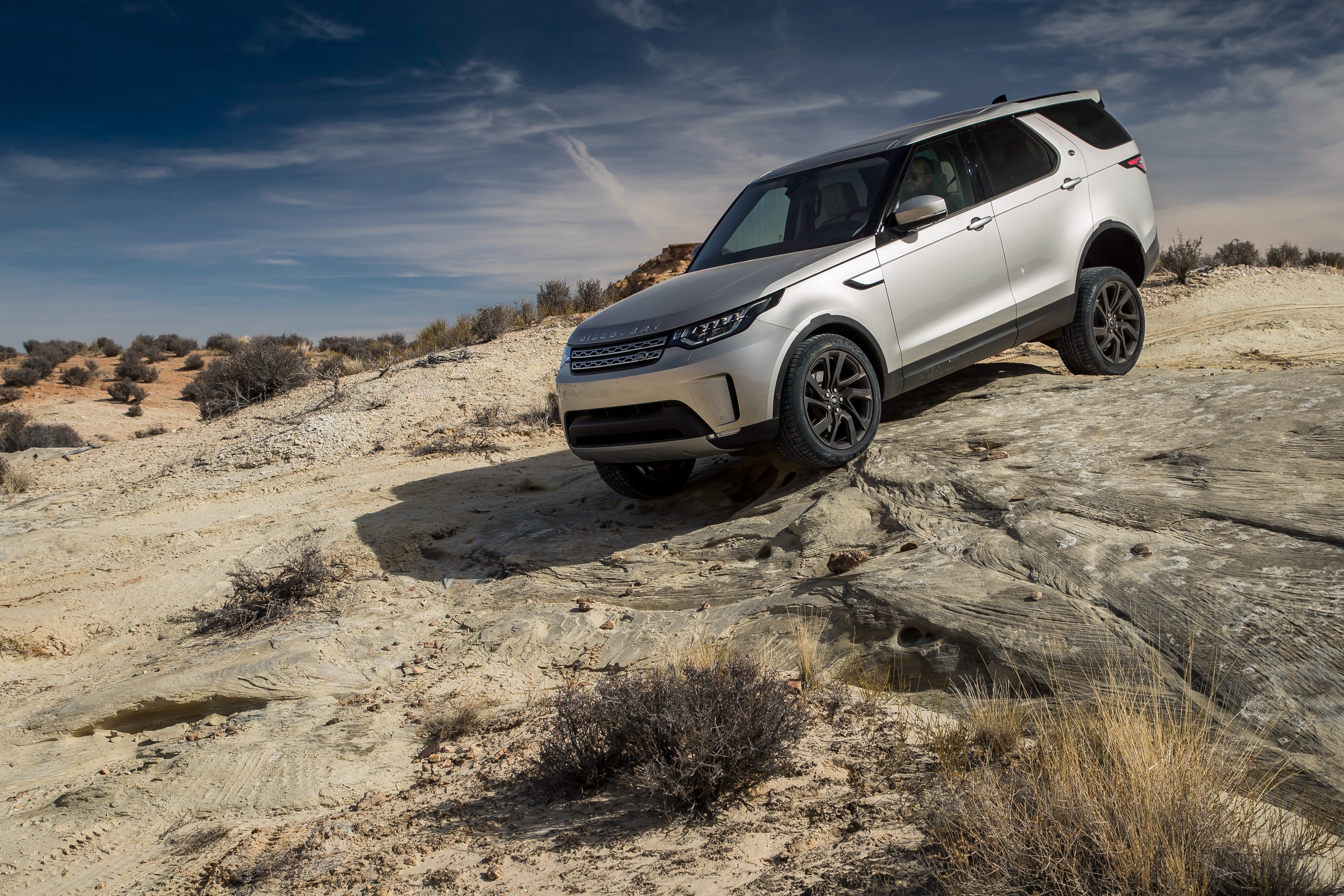 Silver 2017 Land Rover Discovery HSE driving off-road HD Wallpaper