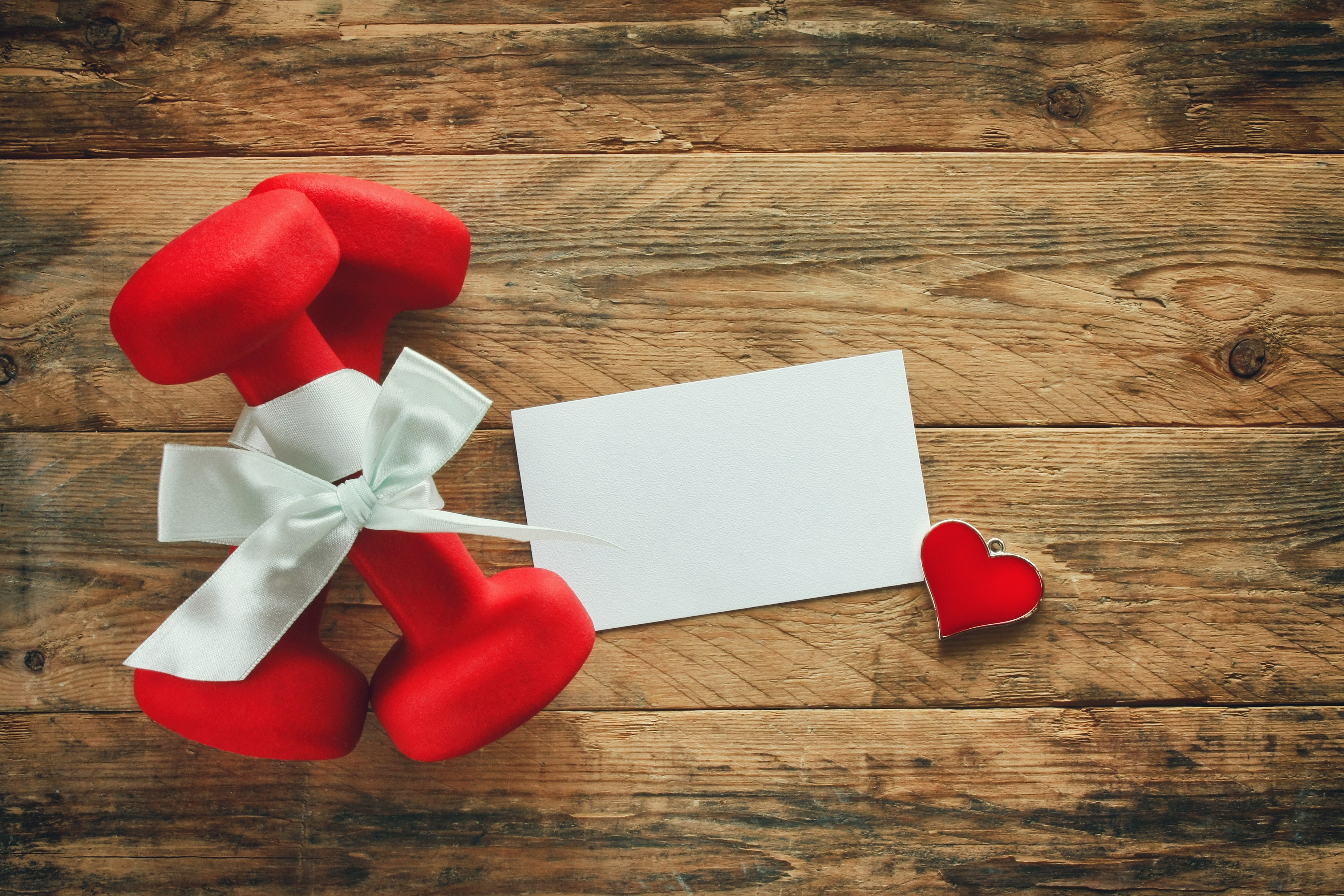 Red heart-shaped dumbbells with a bow and card HD Wallpaper
