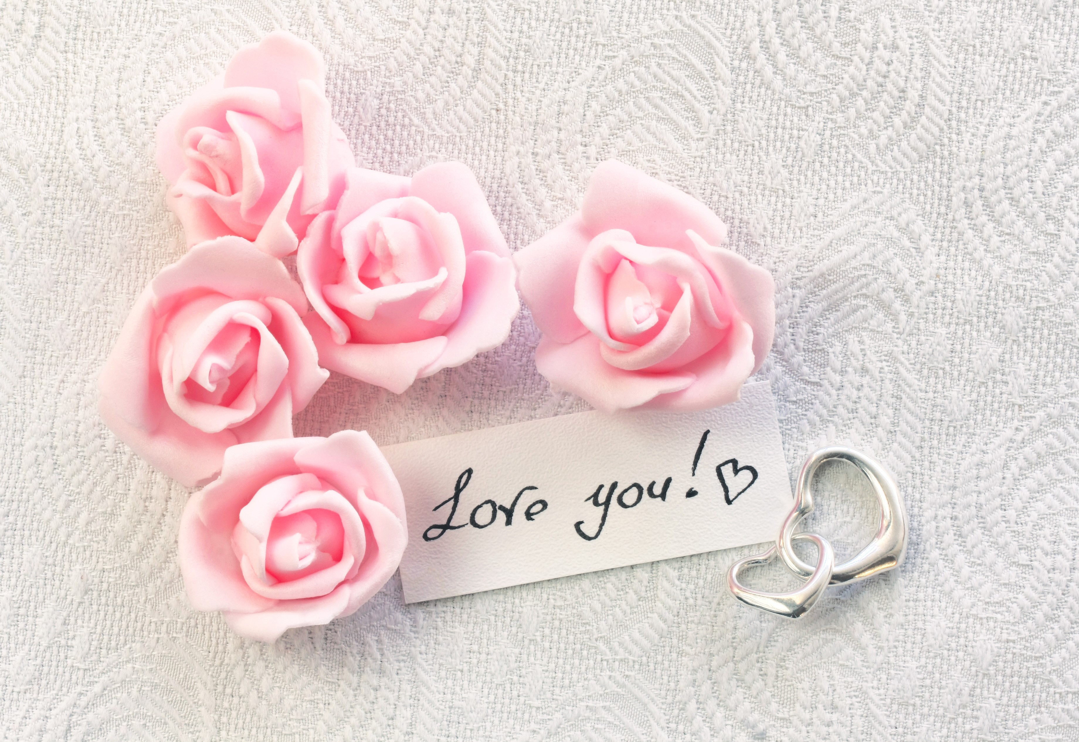 Pink roses with a love note and heart charms HD Wallpaper