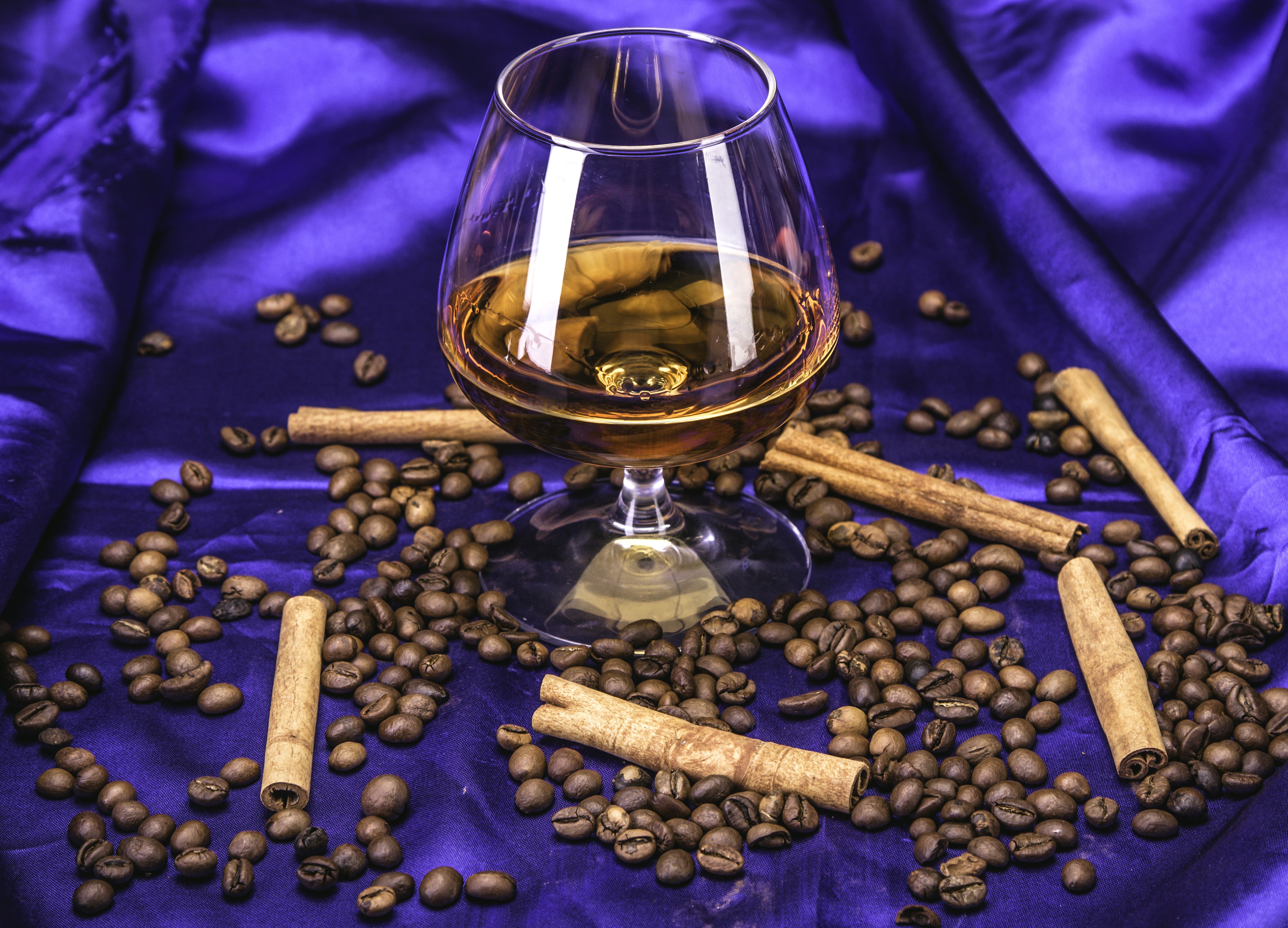 Alcoholic drink with coffee beans and cinnamon HD Wallpaper