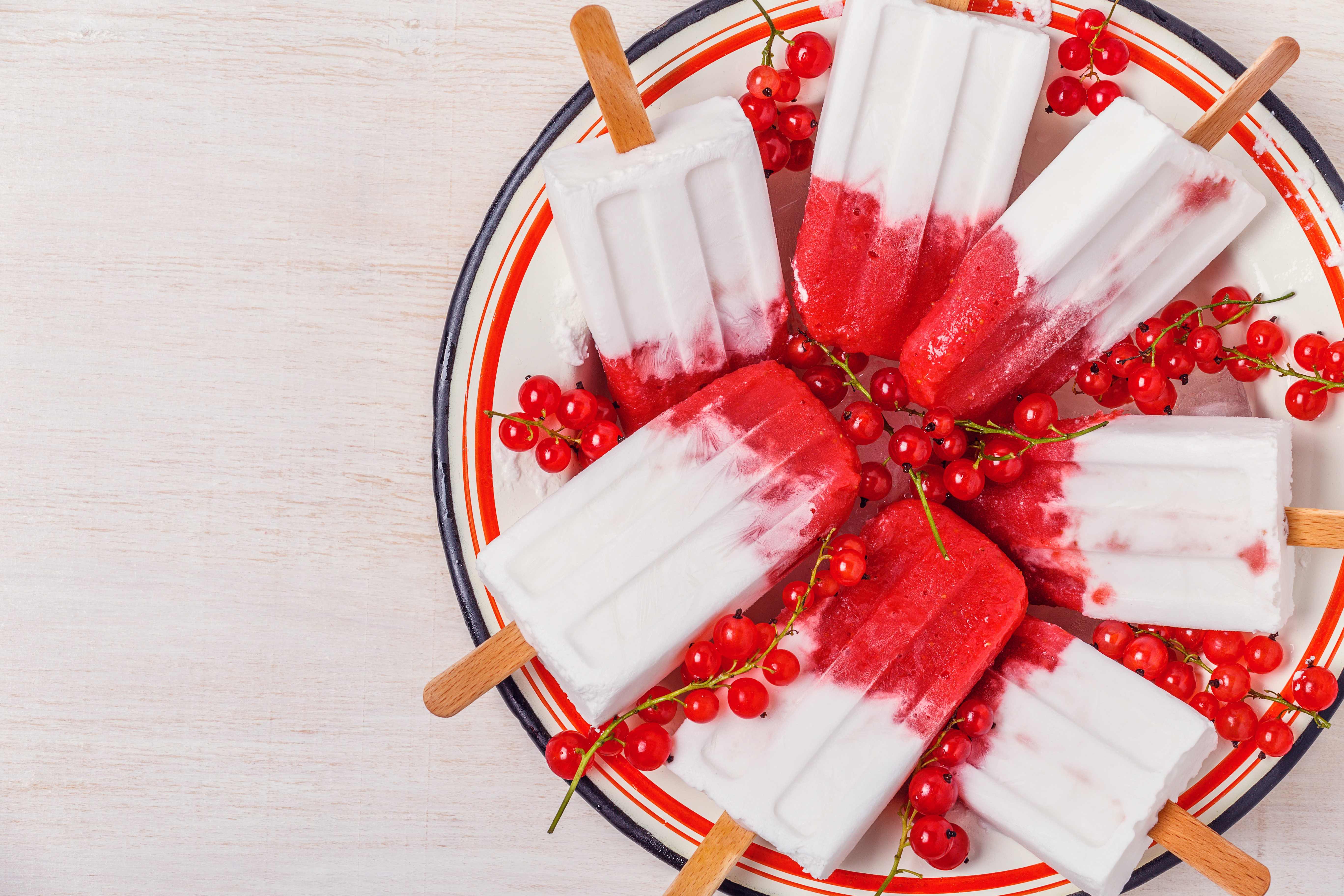 Red Currant and White Popsicles on a Plate HD Wallpaper