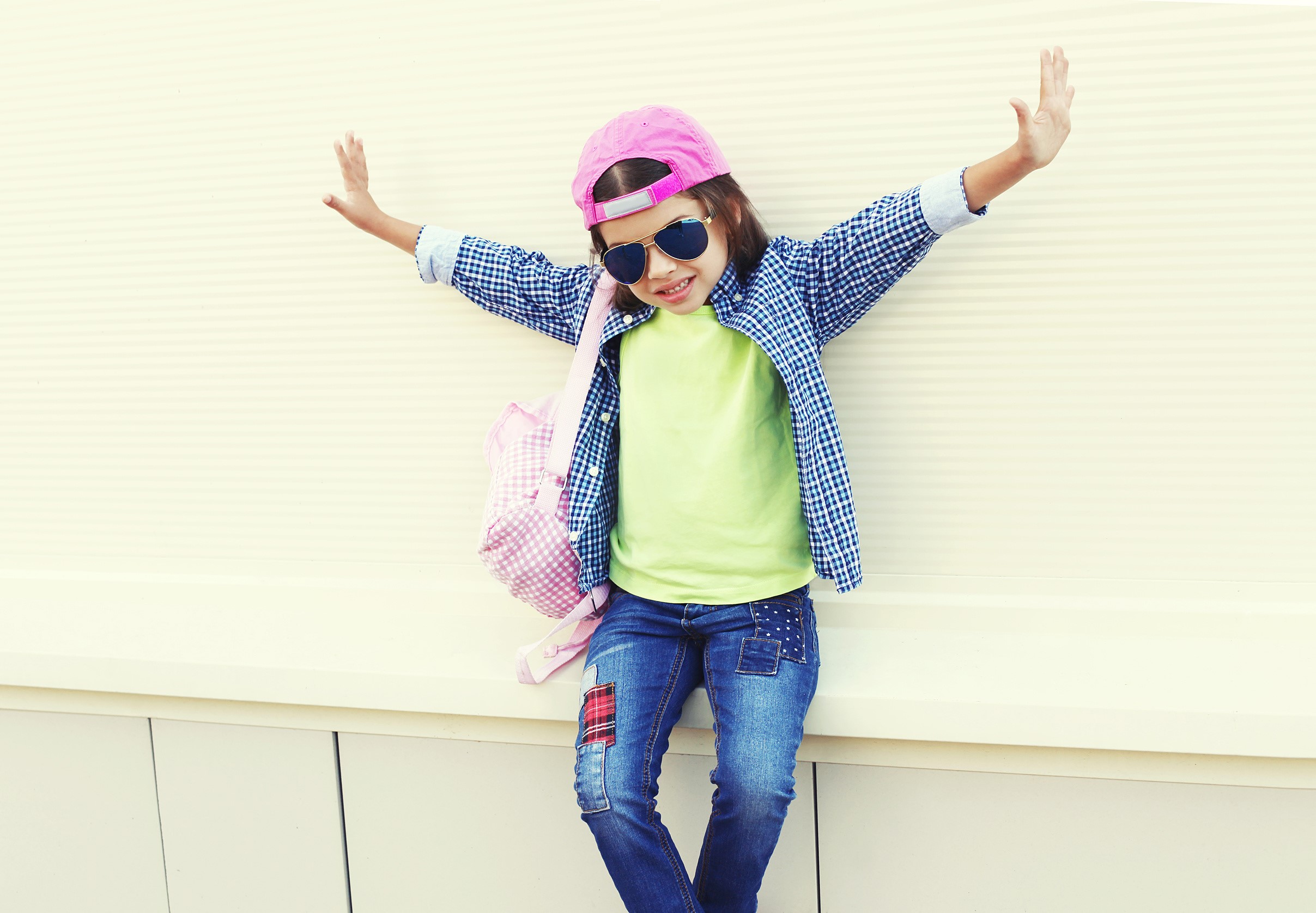 Girl in baseball cap and sunglasses with backpack HD Wallpaper