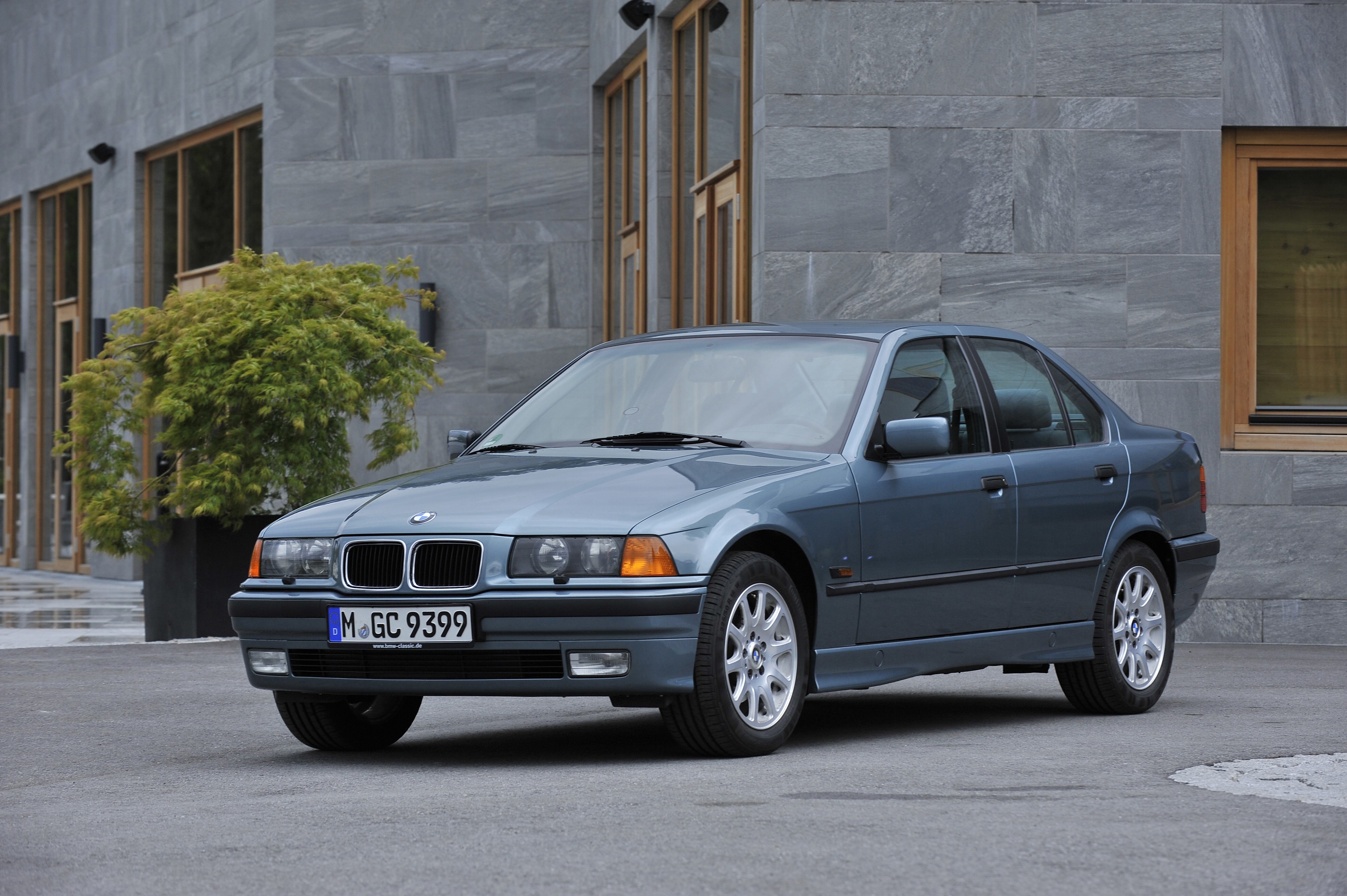 1995-98 BMW 323i Sedan HD Wallpaper