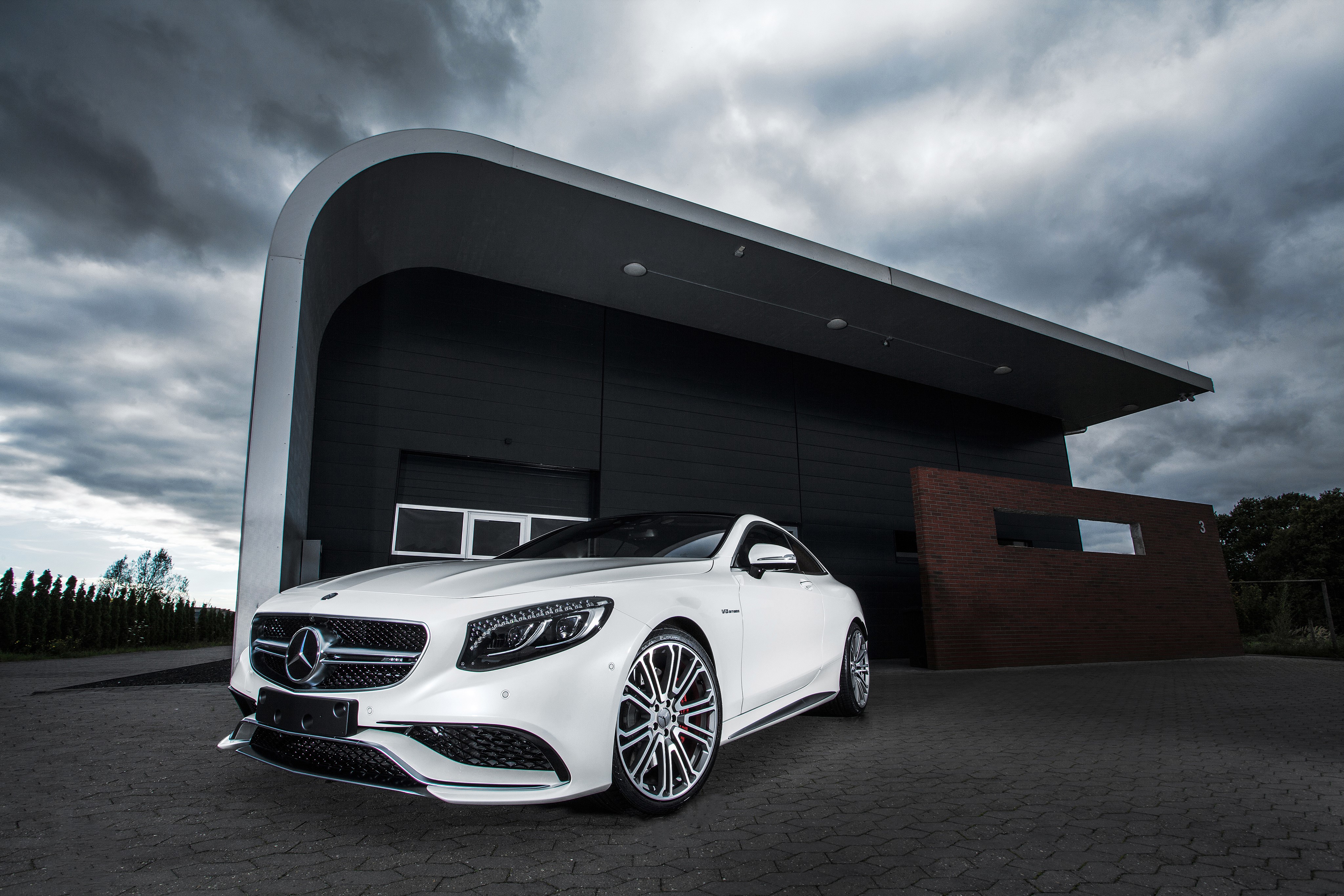 White Mercedes-Benz Coupe in front of a modern building HD Wallpaper