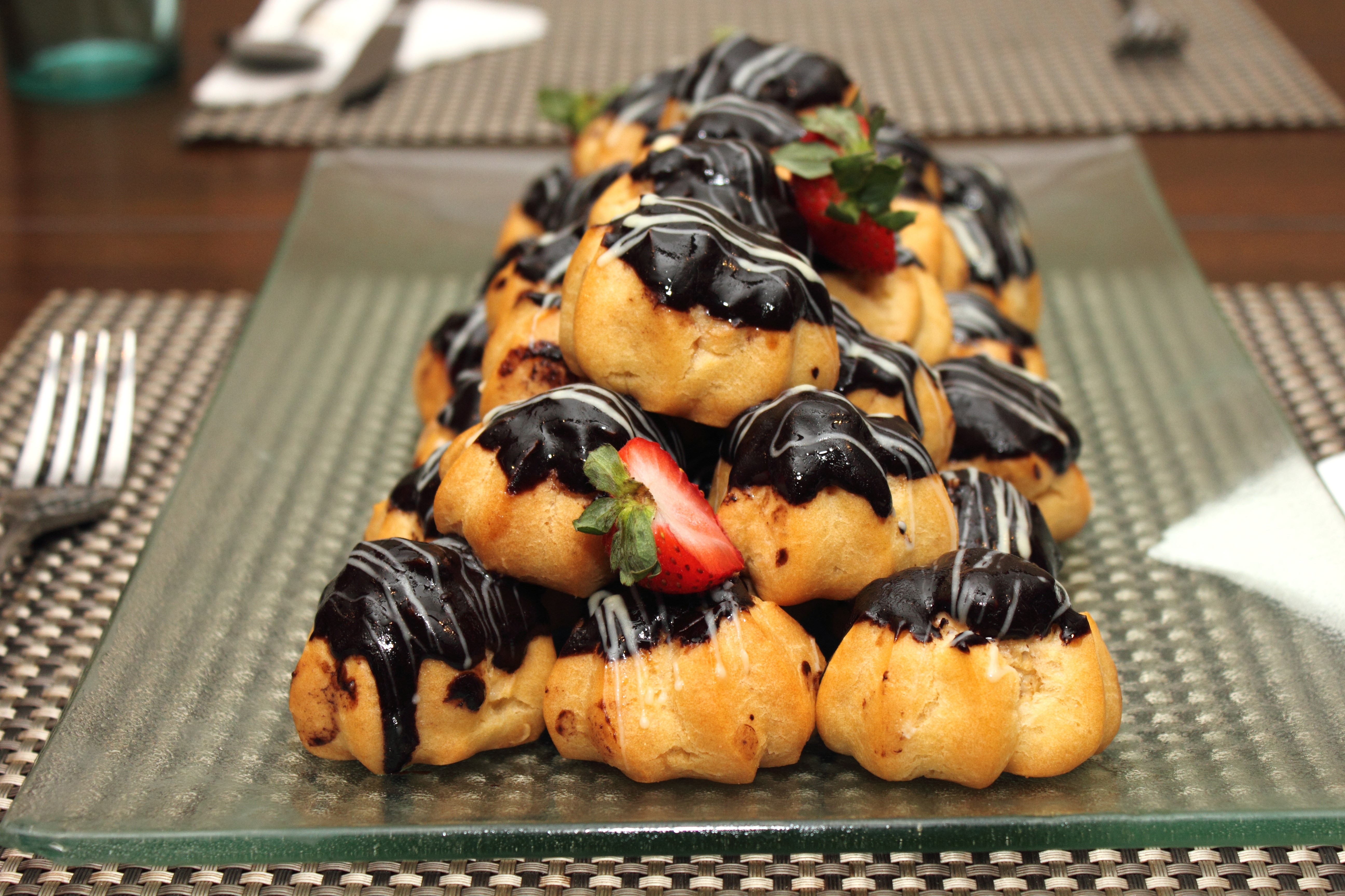 Chocolate drizzled cream puffs with strawberries HD Wallpaper