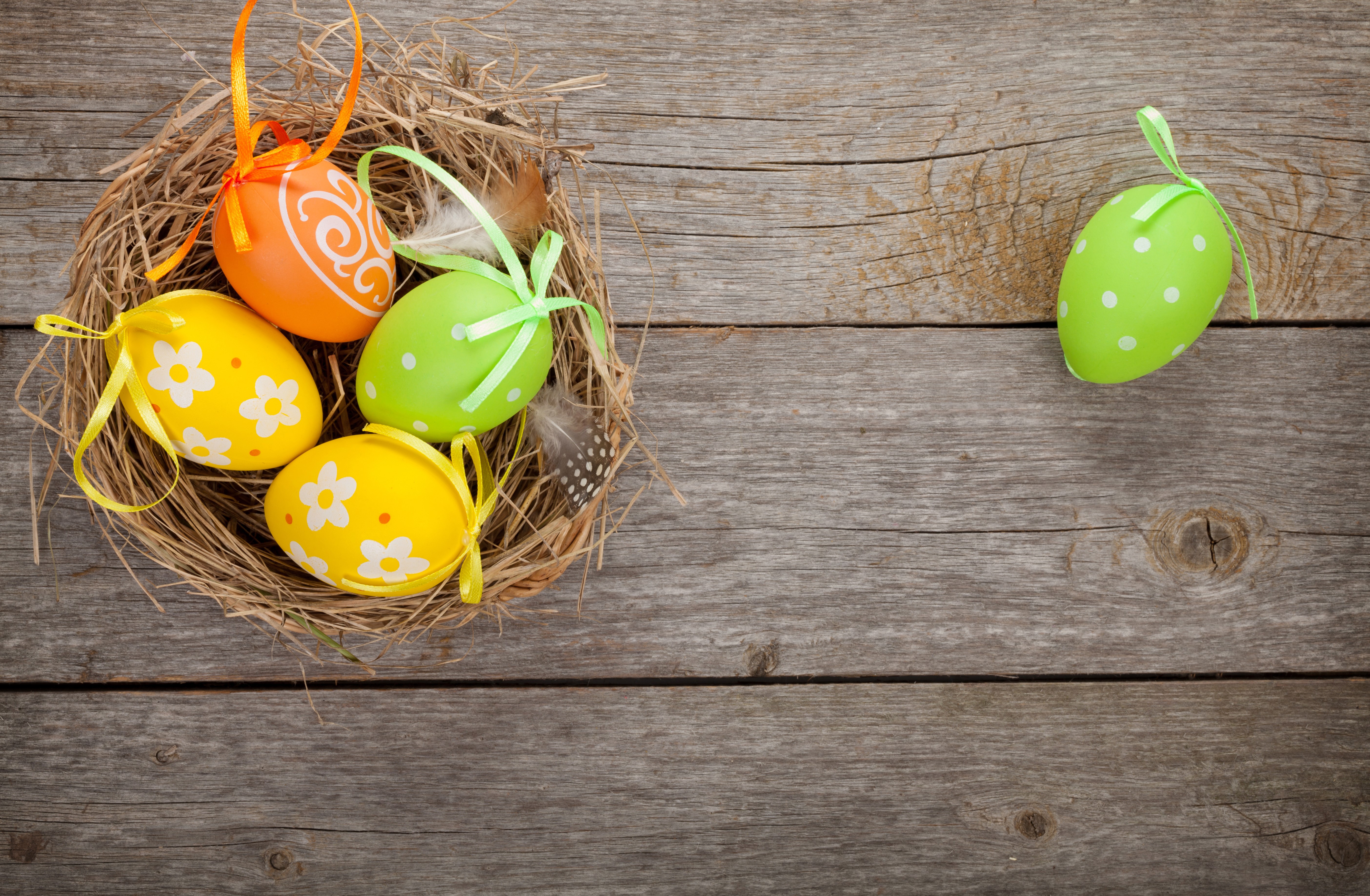 Easter eggs in a nest on wood planks HD Wallpaper