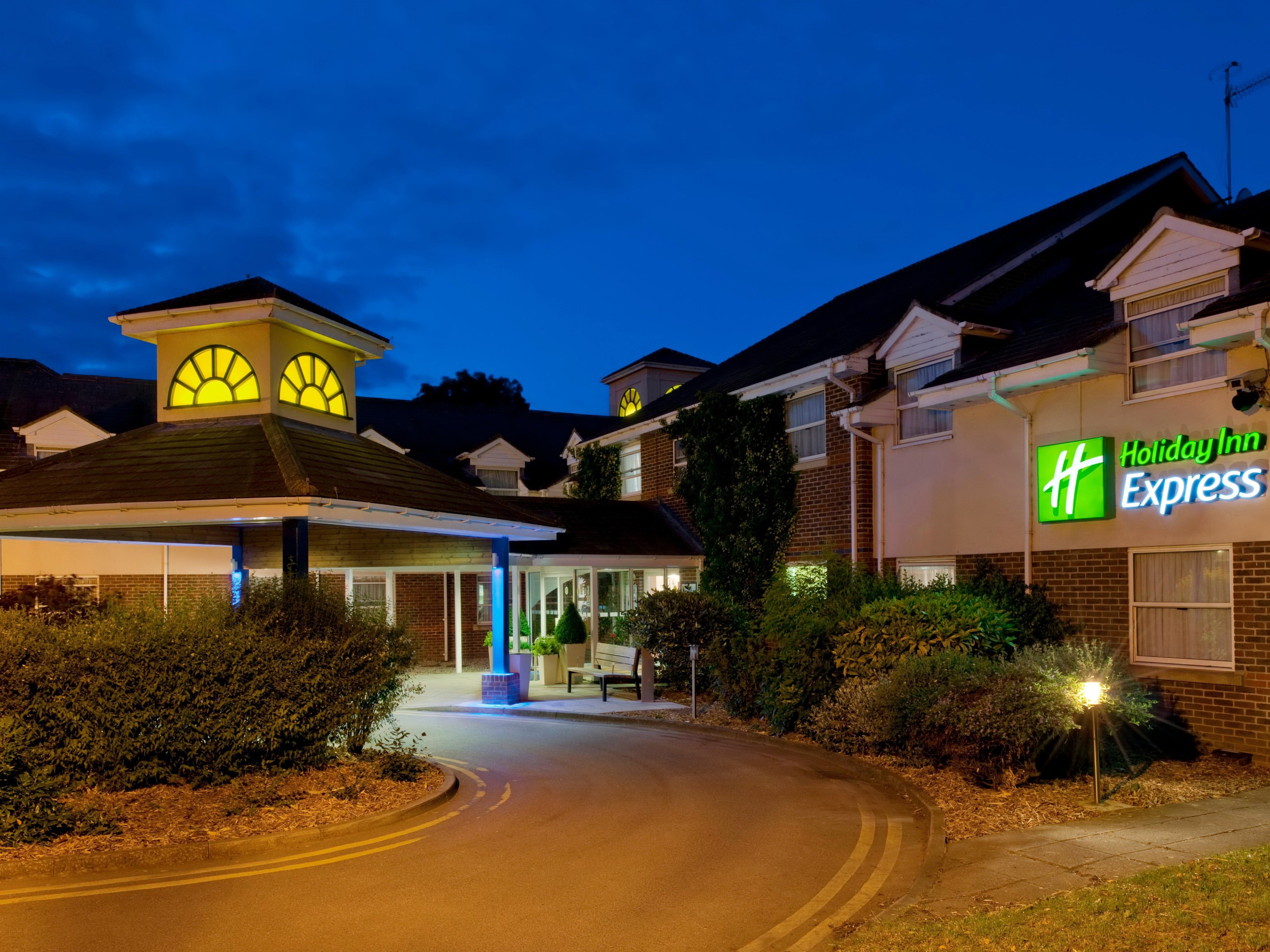 Holiday Inn Express entrance at dusk HD Wallpaper