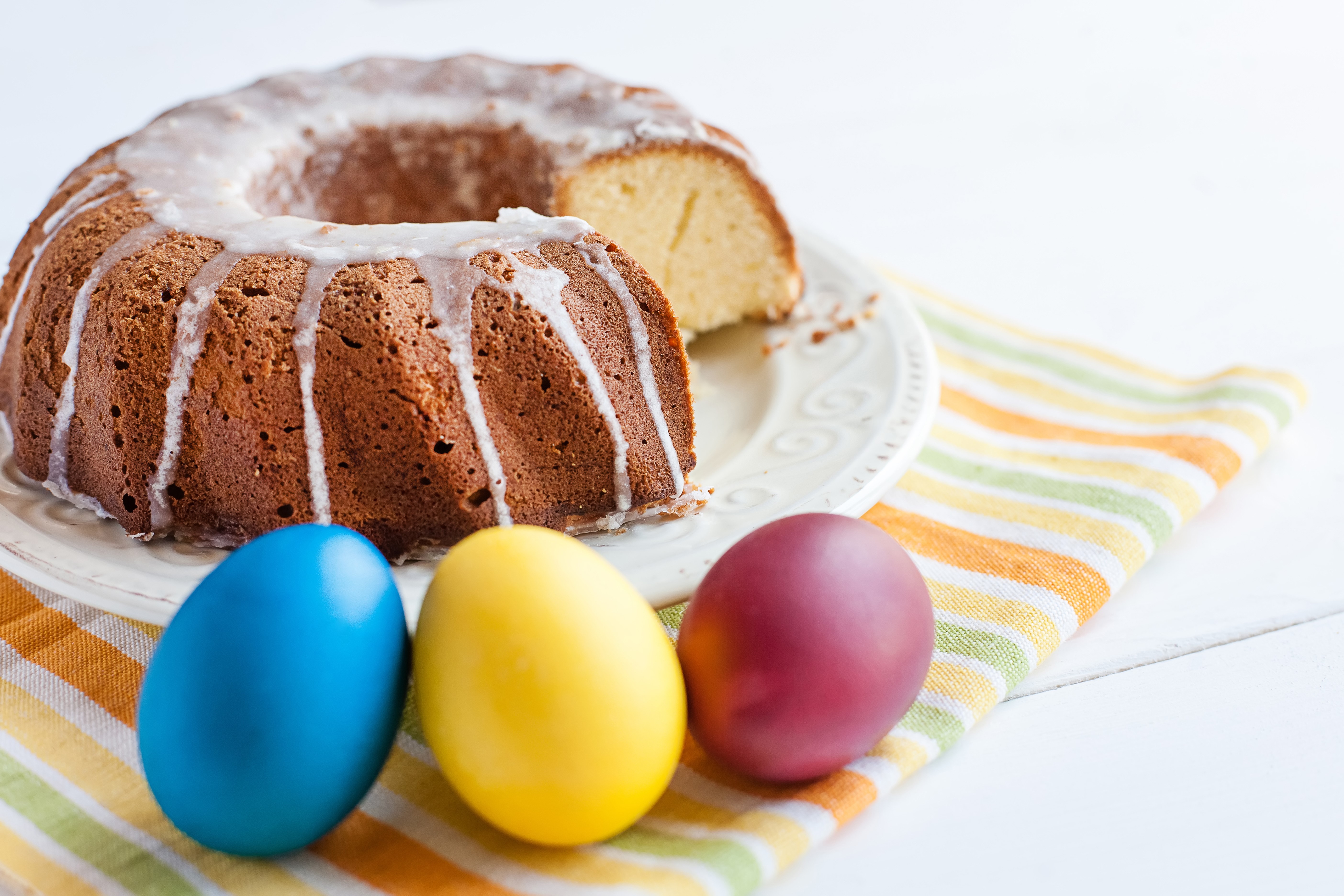 Easter cake with icing and colorful eggs HD Wallpaper