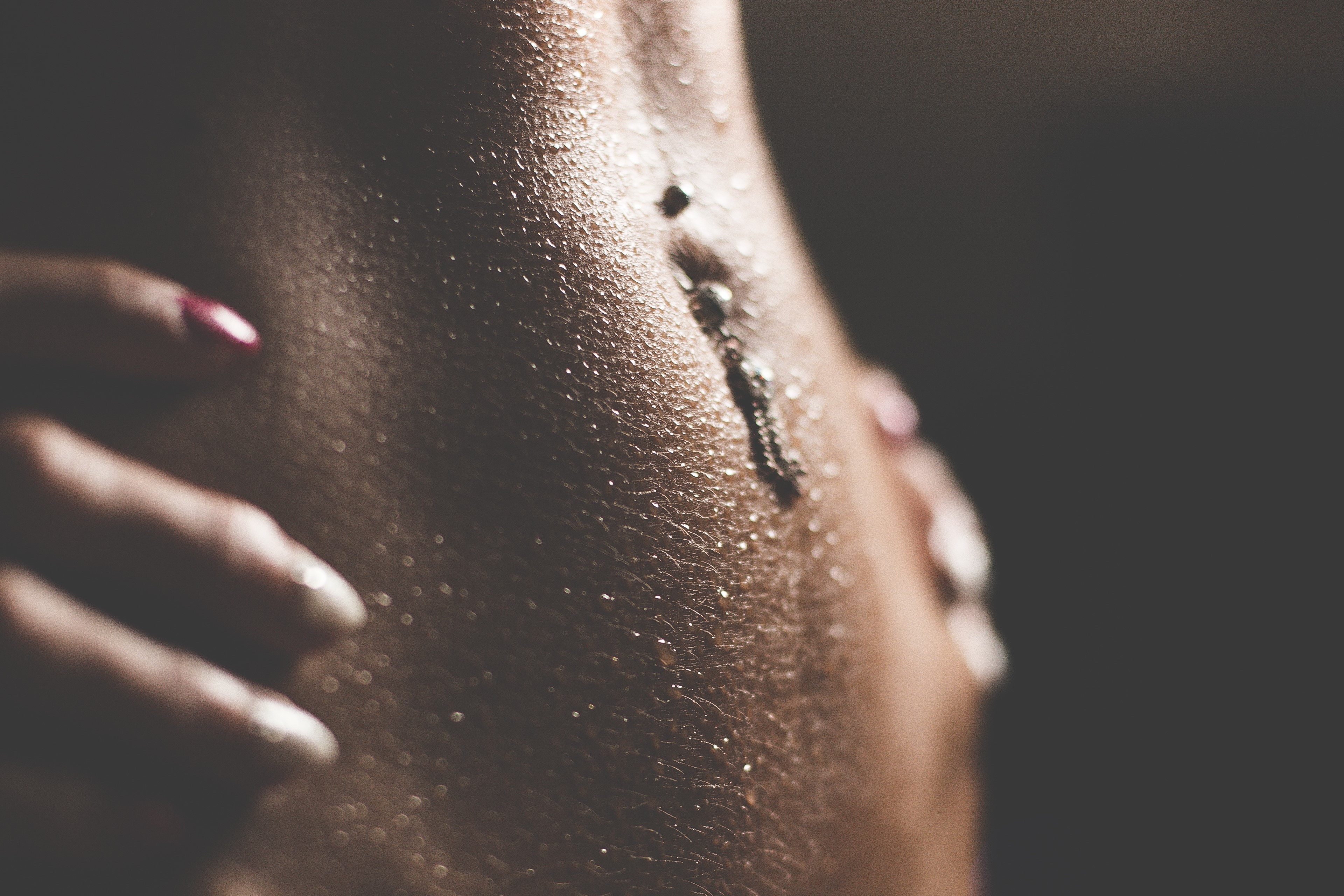 Close-up of a wet belly with piercing HD Wallpaper
