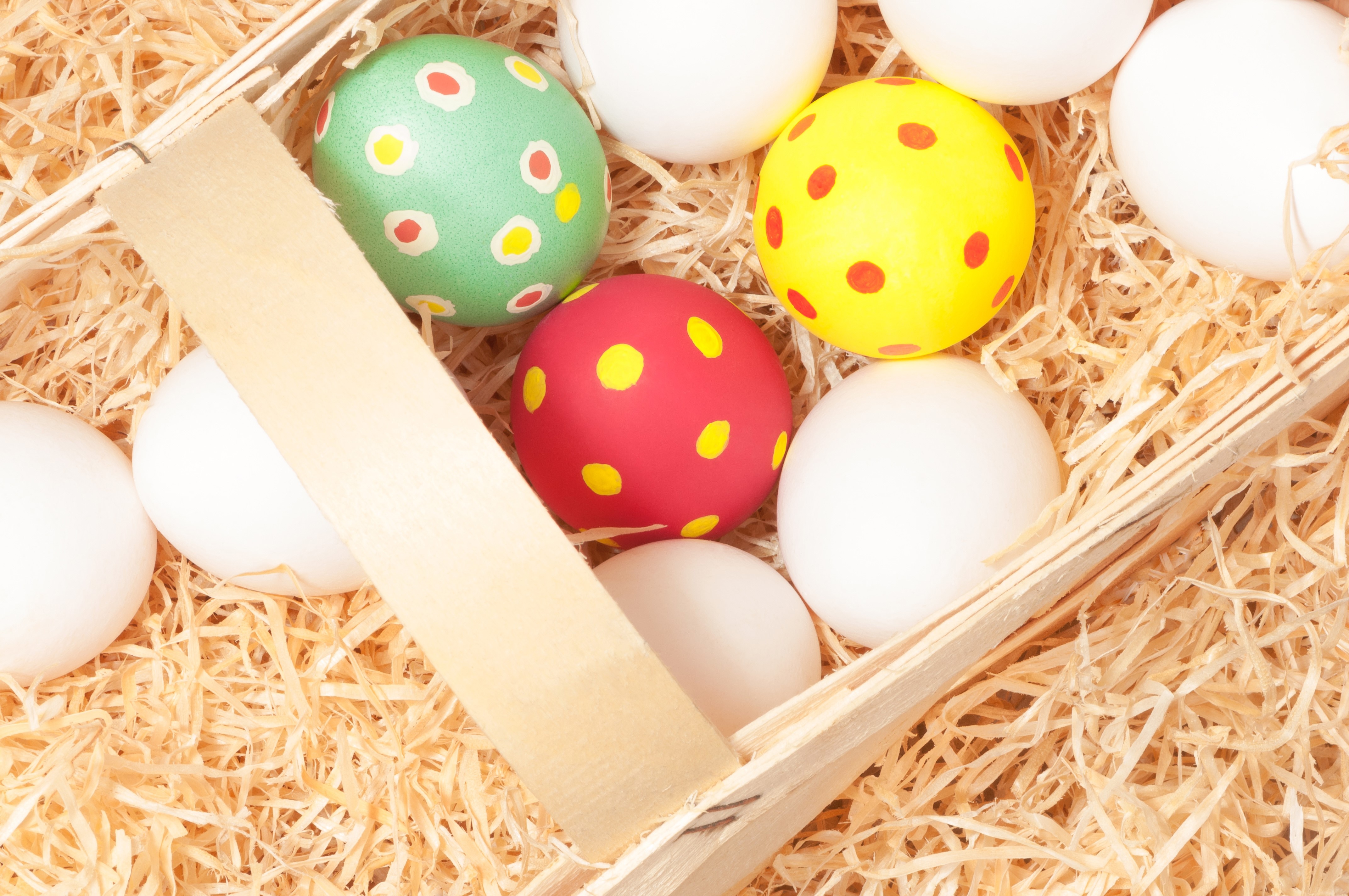 Easter Eggs in a Wooden Crate with Straw HD Wallpaper