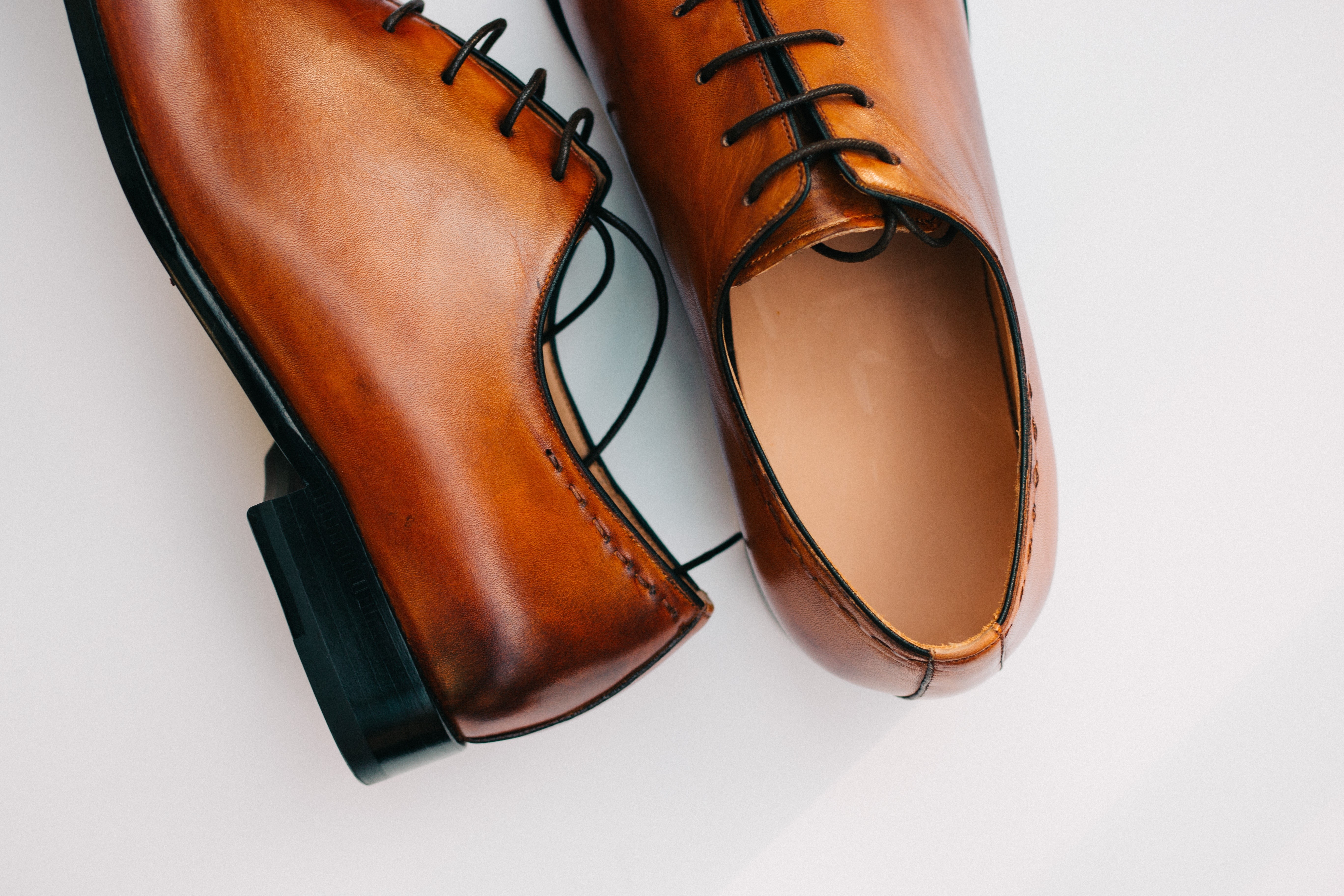Brown leather Oxford shoes closeup HD Wallpaper