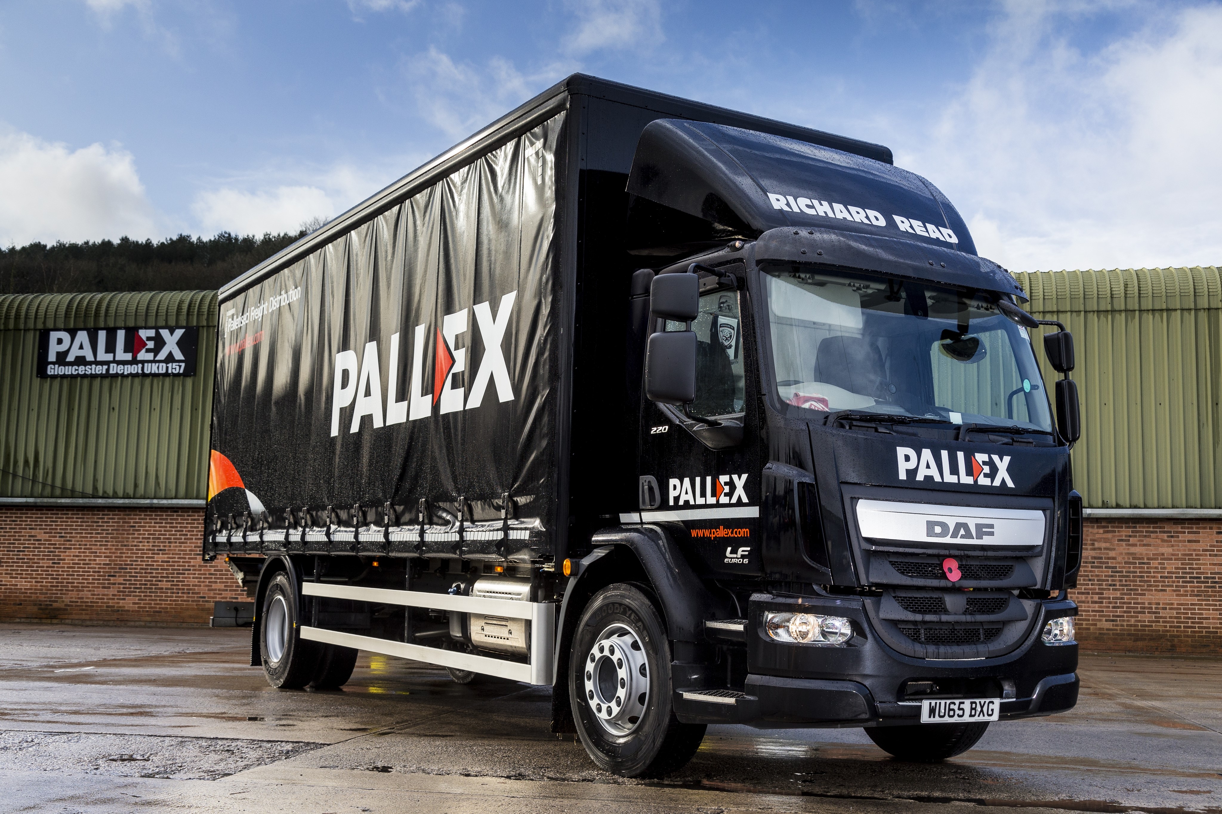 4K Black DAF Trucks Pallex HD Wallpaper