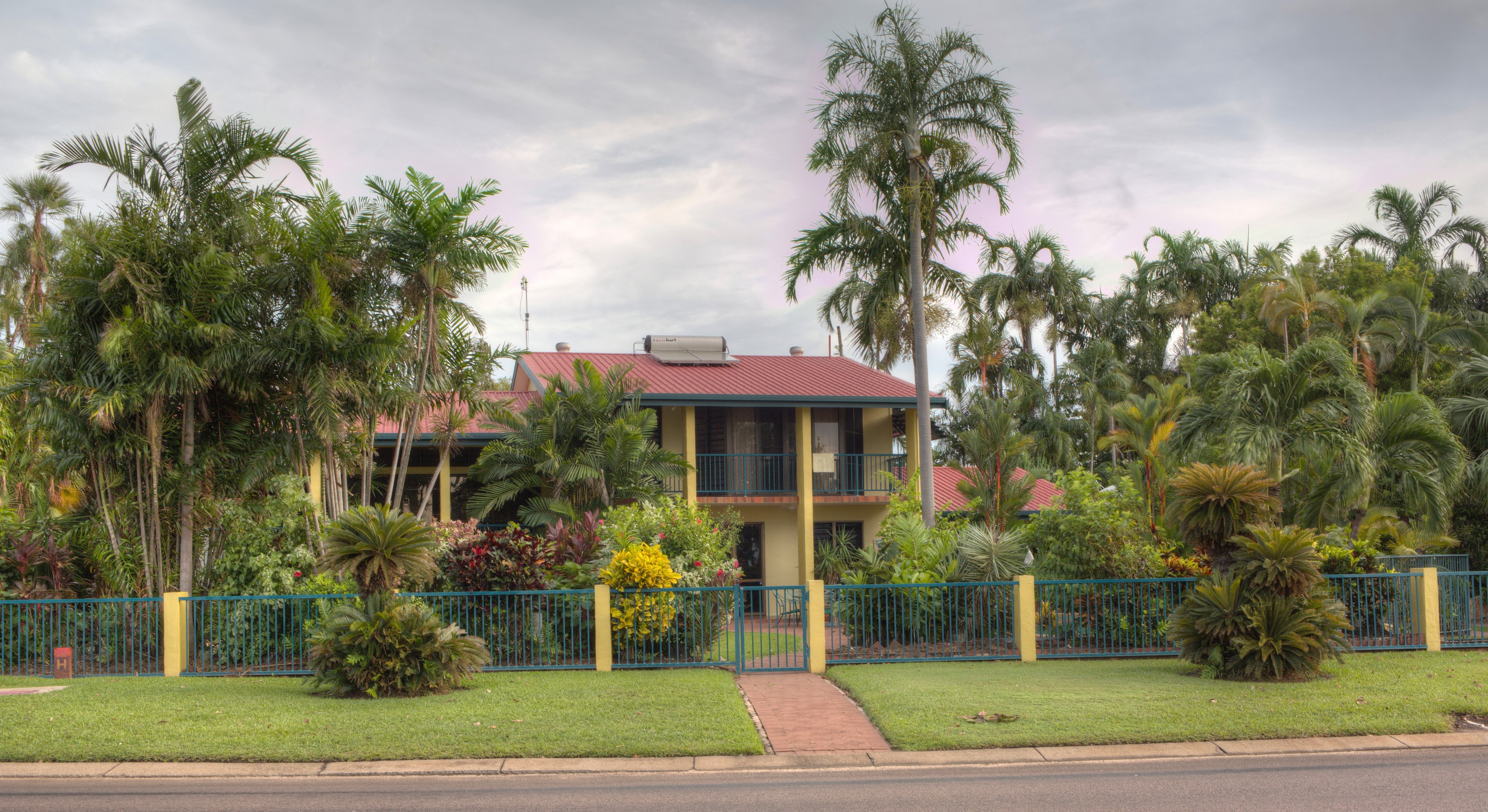 House with palm trees and fence in Darwin, Australia HD Wallpaper