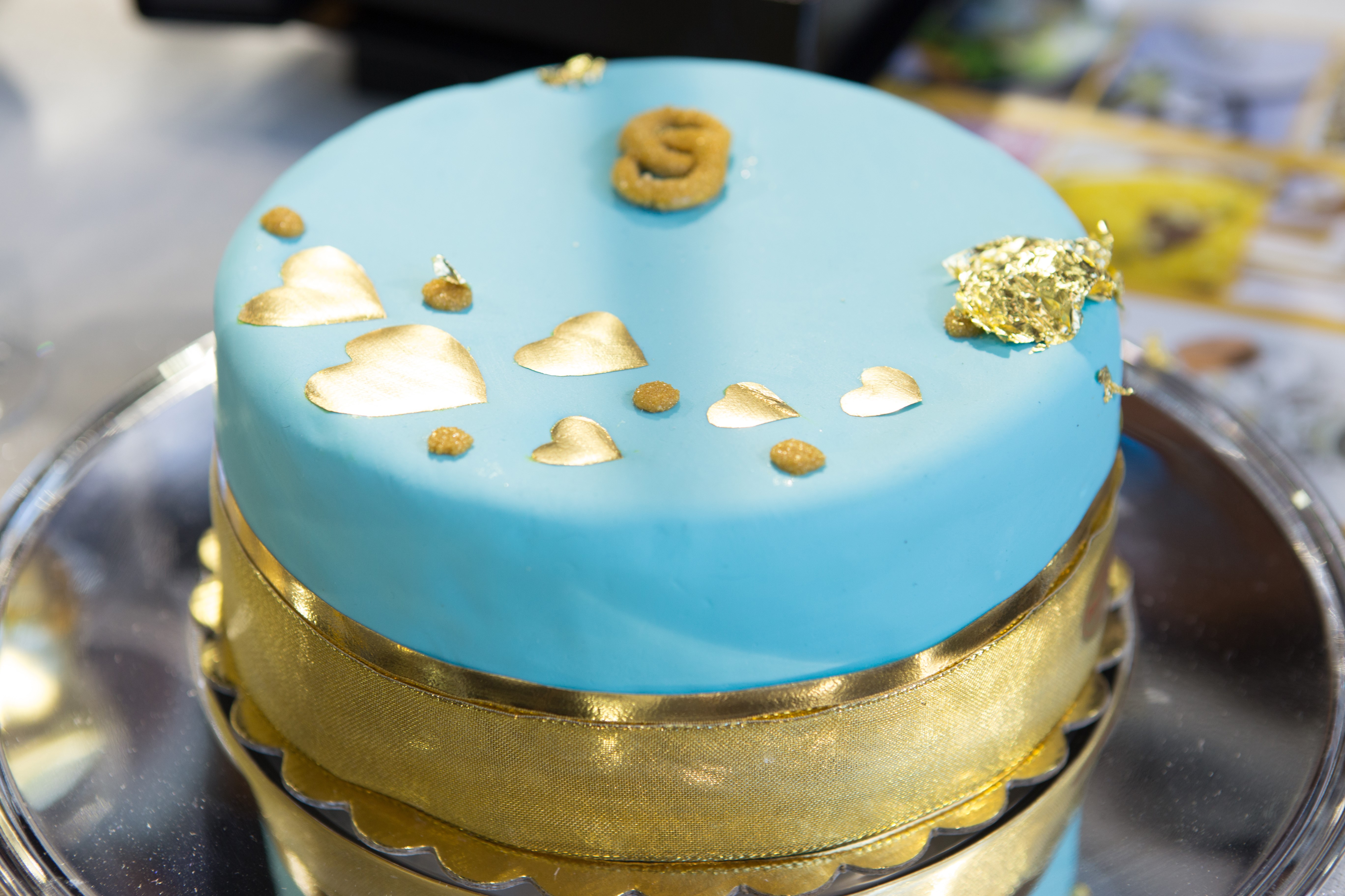 Blue cake with gold hearts and ribbon HD Wallpaper