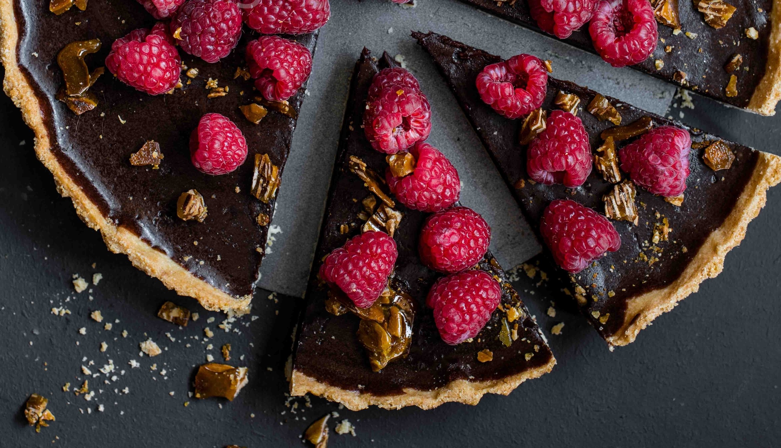 Chocolate raspberry tart slices with caramel HD Wallpaper