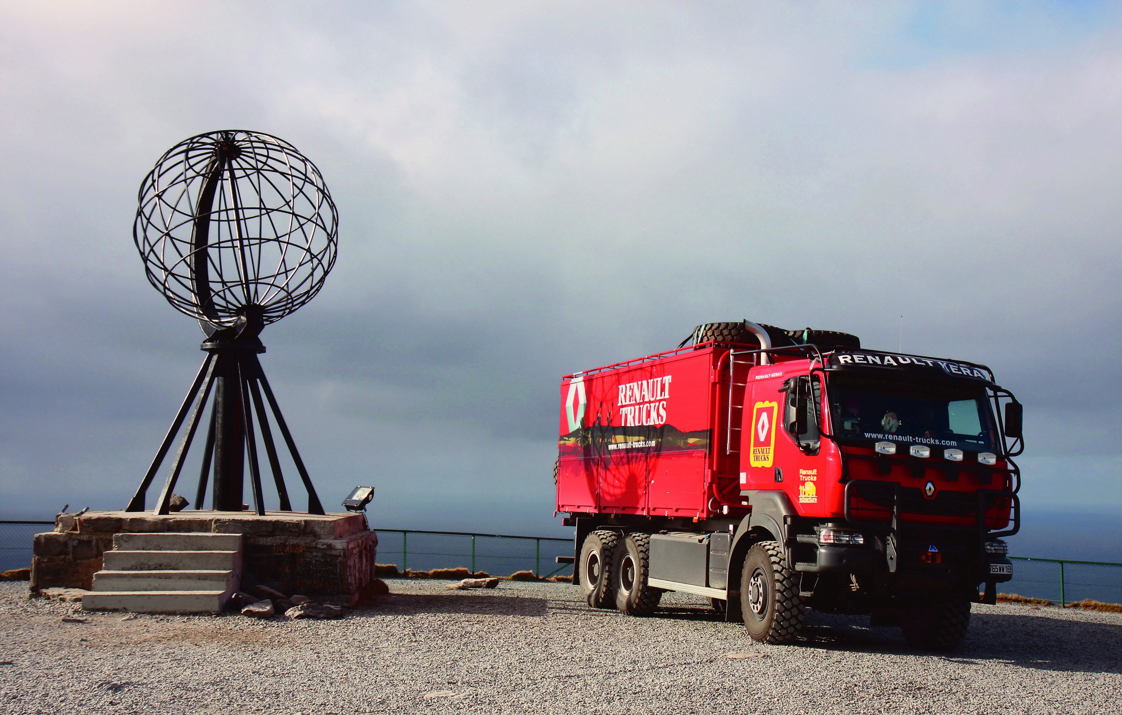Renault Trucks at the Globe Monument HD Wallpaper