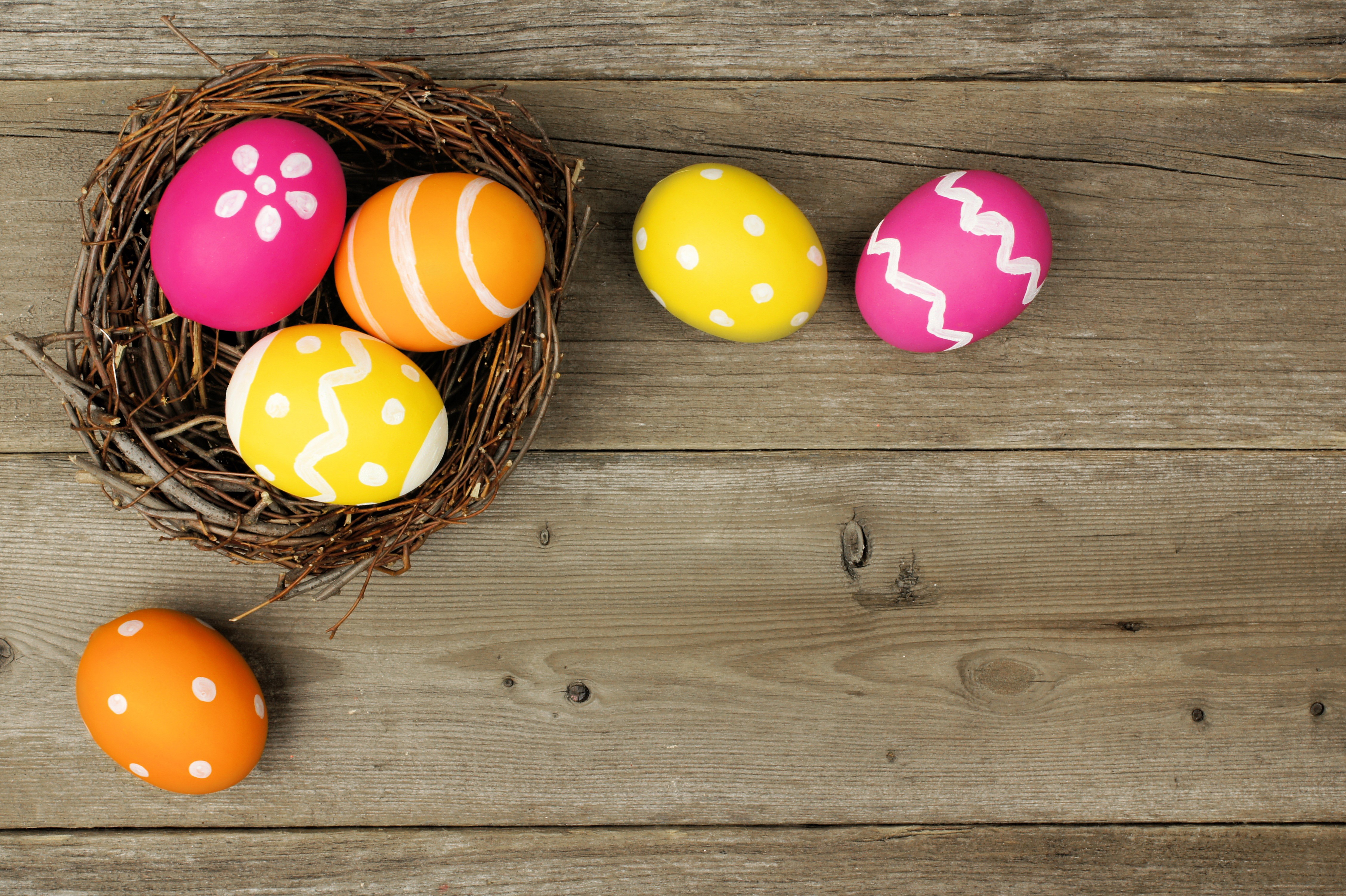 Easter eggs in a nest on wood planks HD Wallpaper