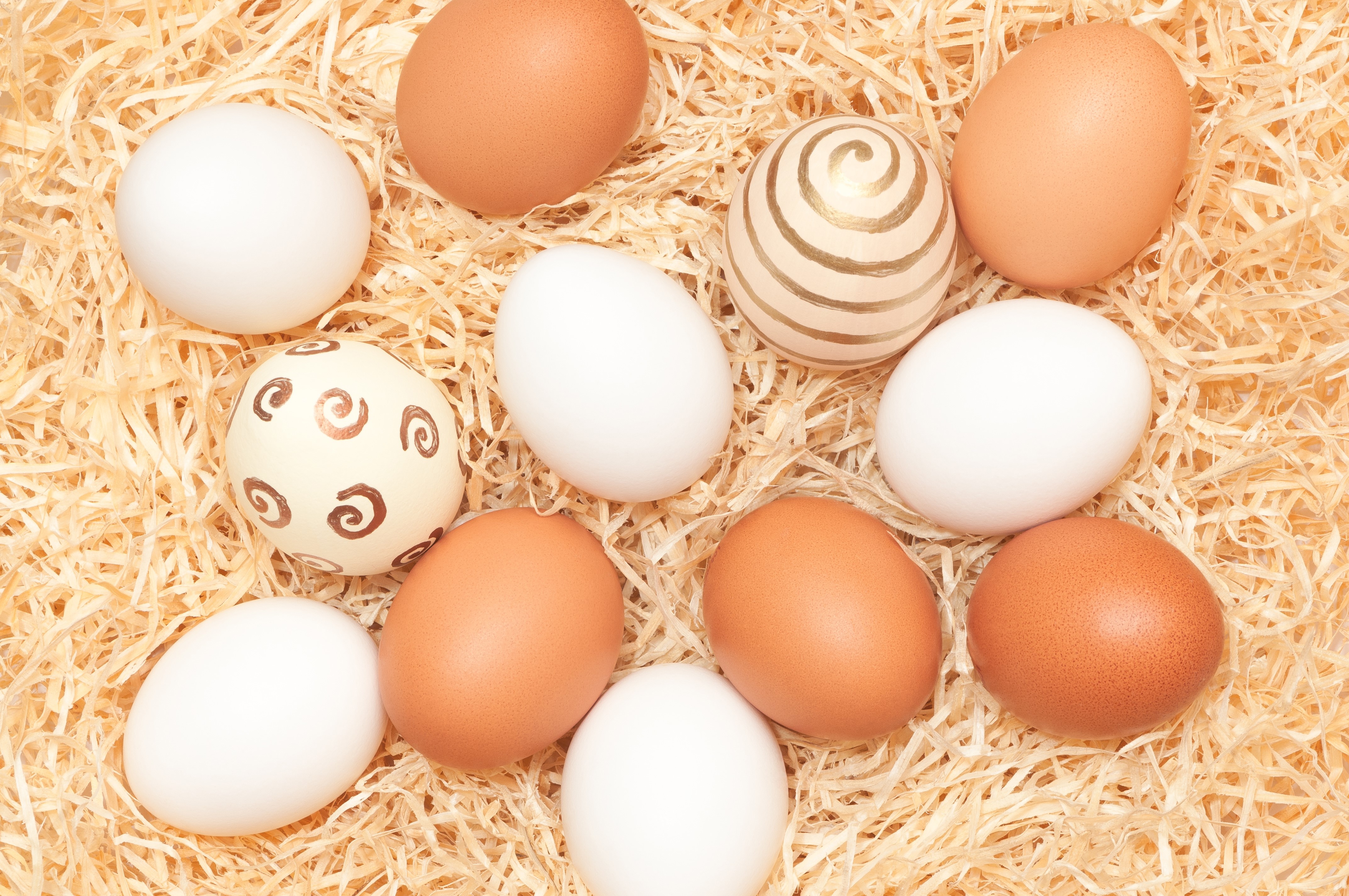 Easter Eggs in Straw HD Wallpaper