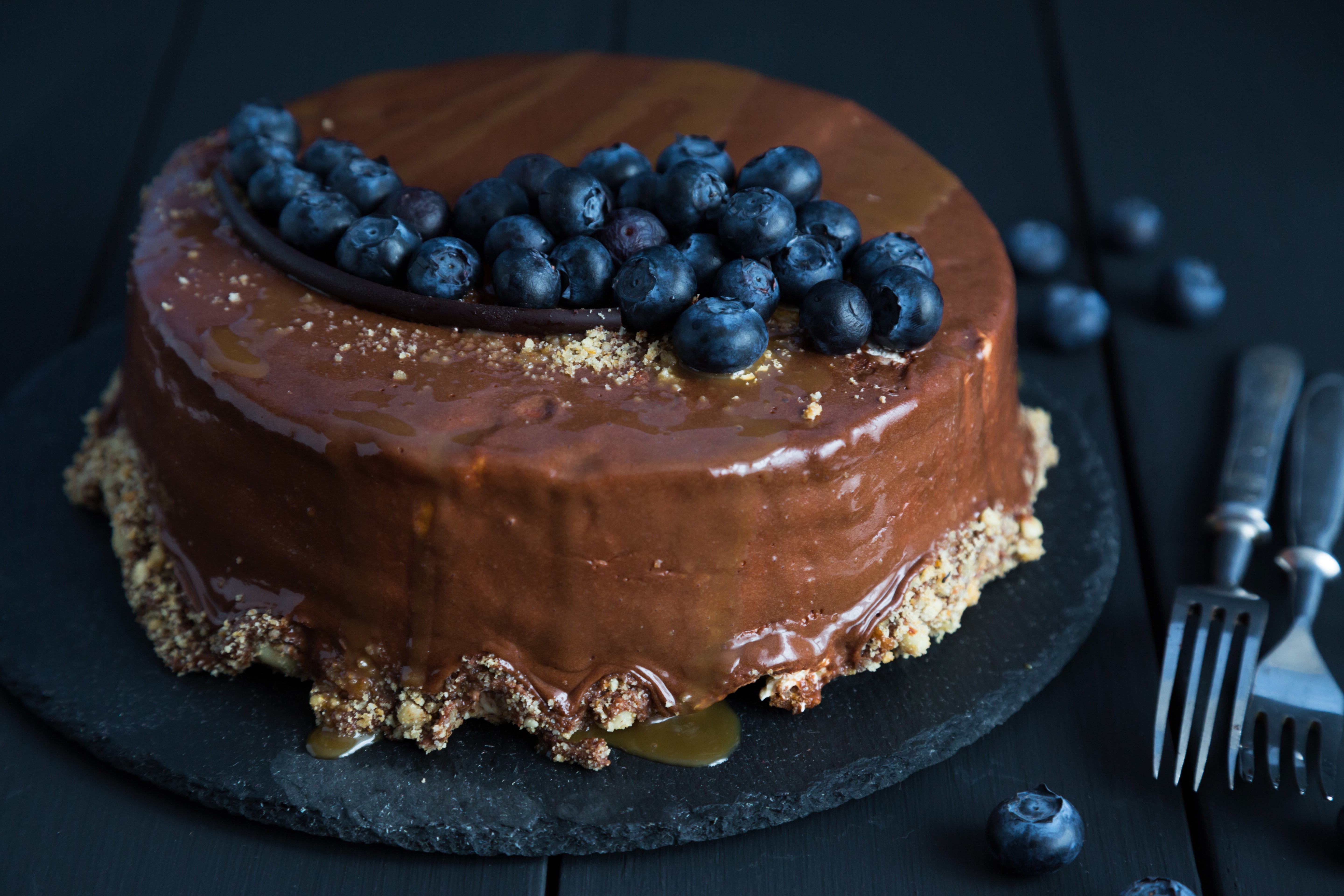 Chocolate cake with blueberries and caramel HD Wallpaper