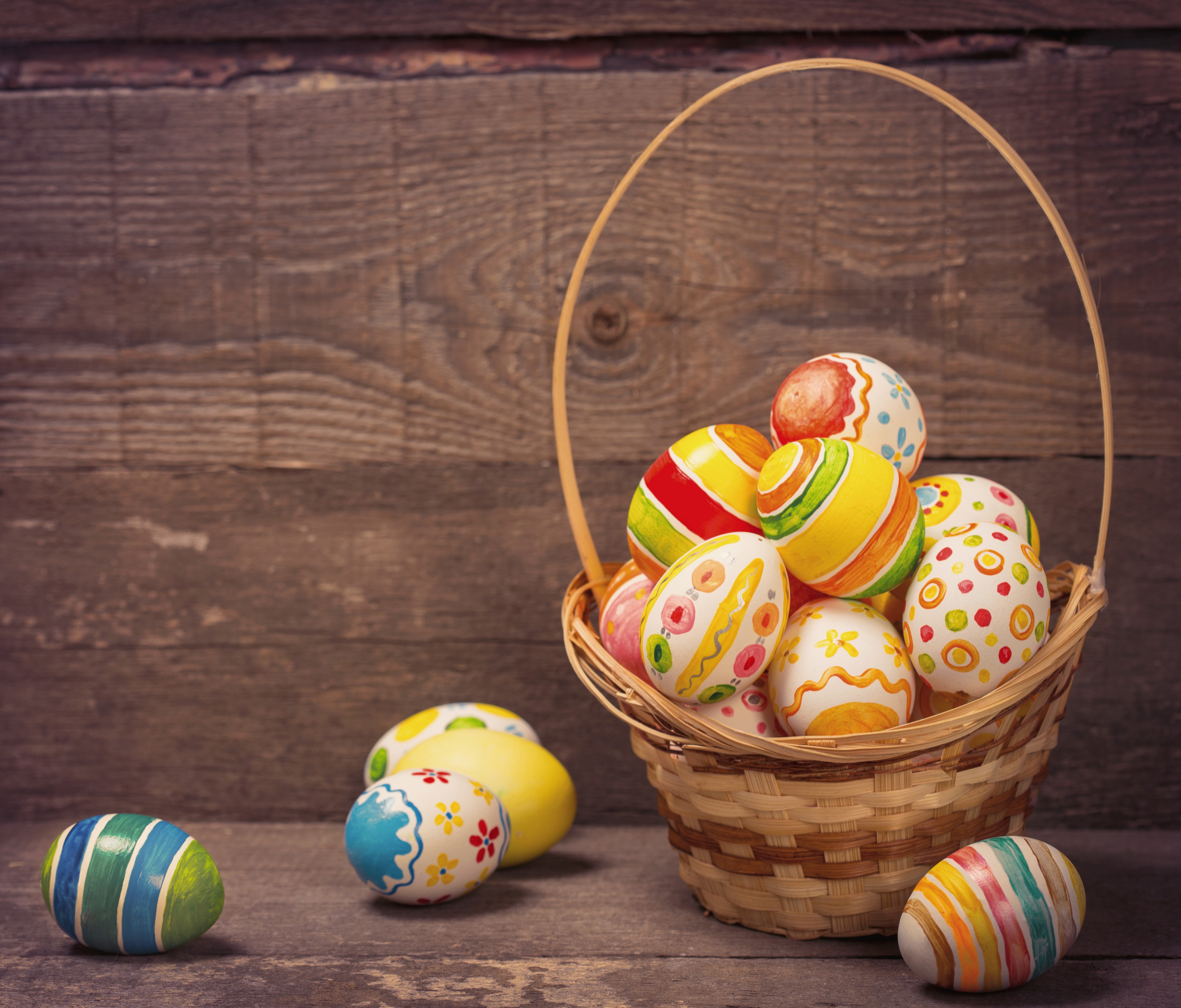 Easter Eggs in a Wicker Basket on Wood Planks HD Wallpaper