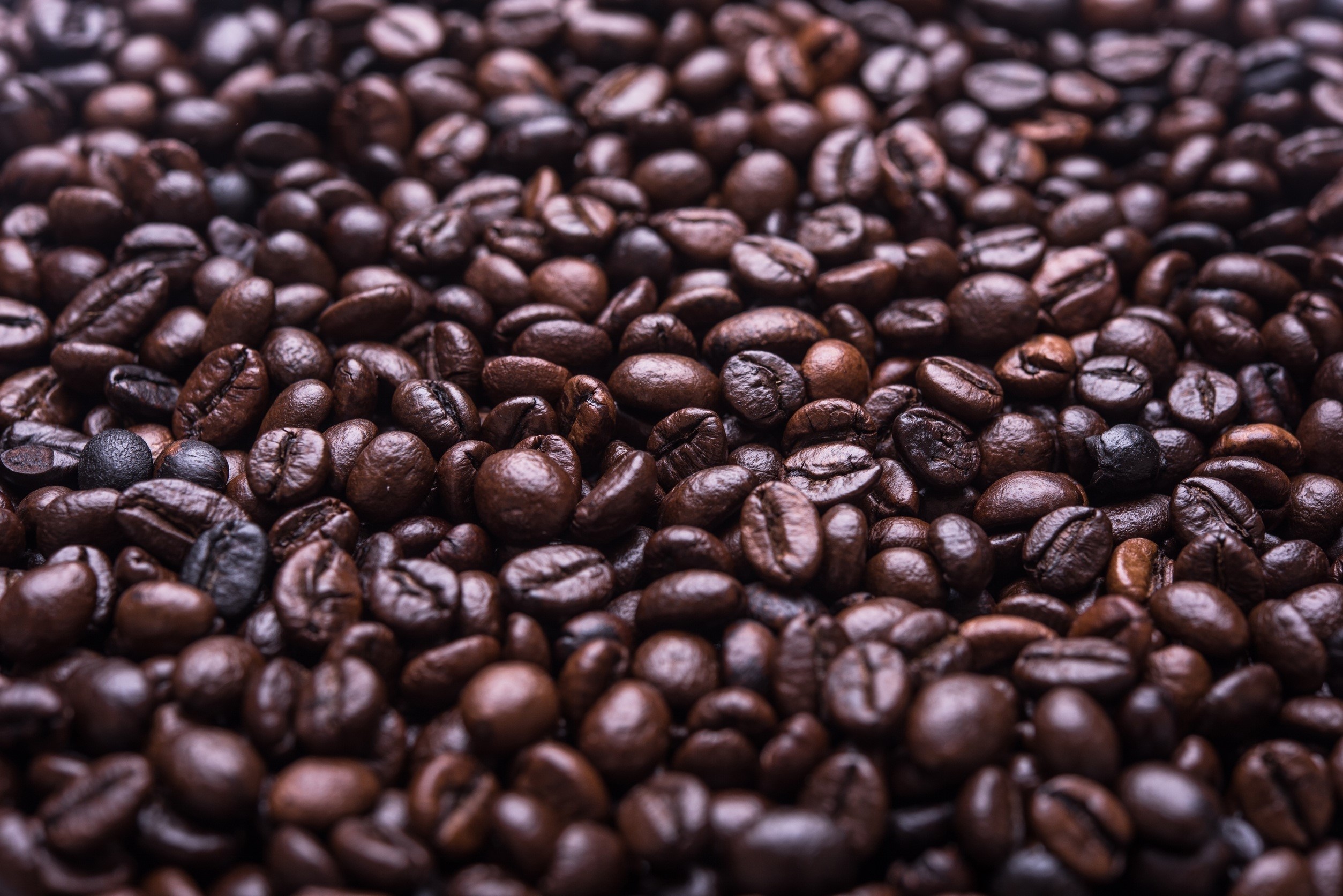 Close-up of roasted coffee beans HD Wallpaper