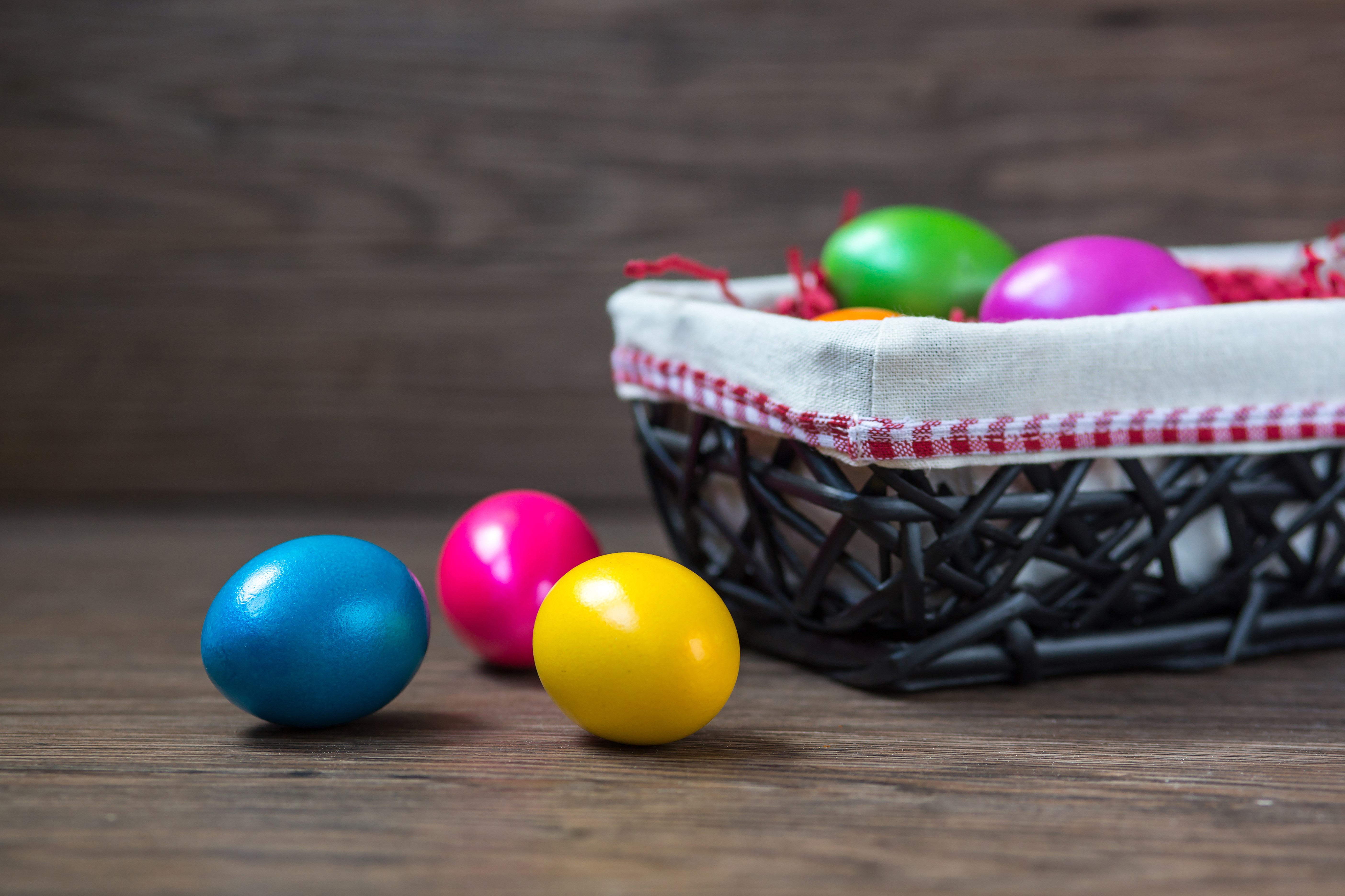 Easter eggs in a basket on wood planks HD Wallpaper