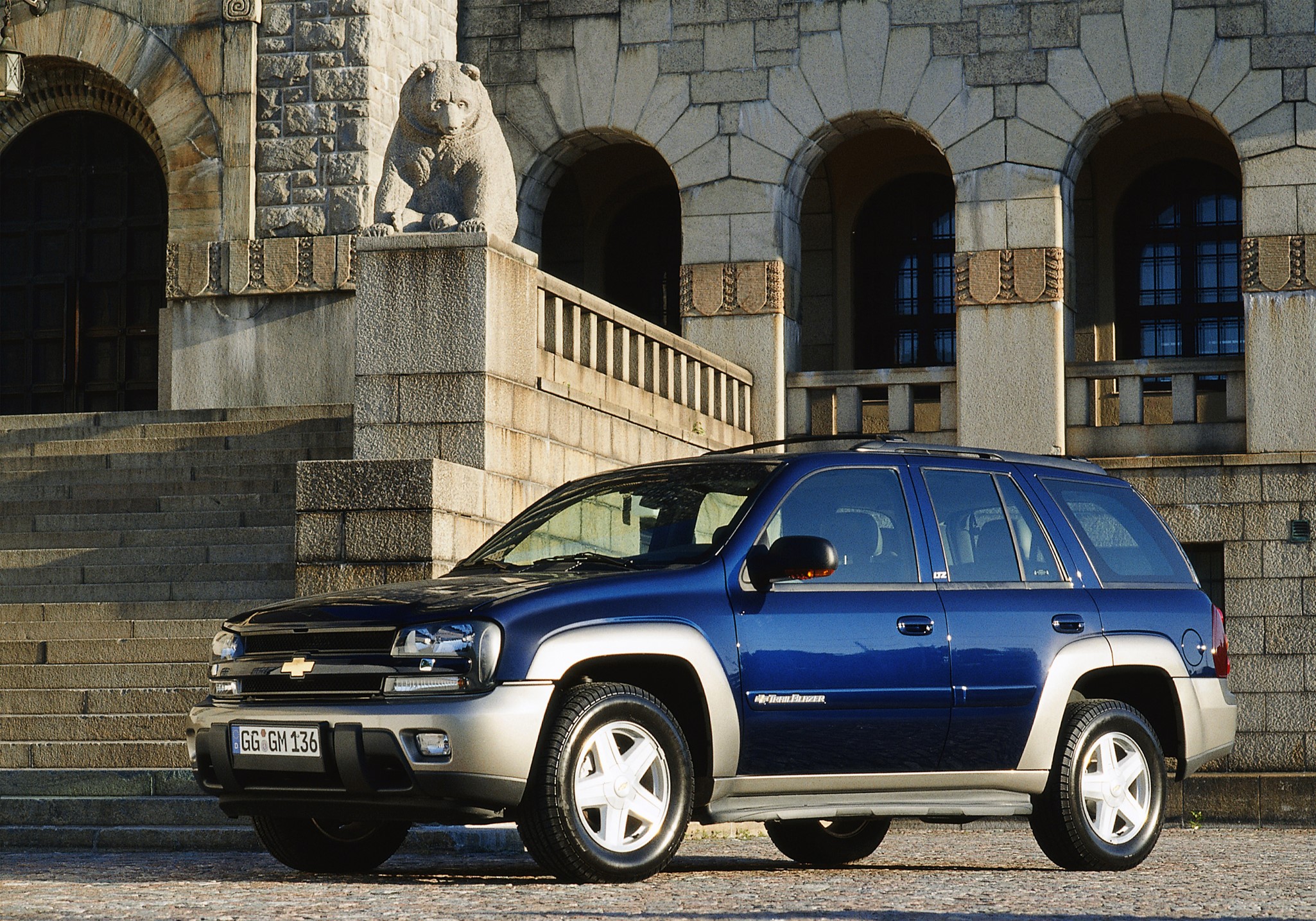 Blue Chevrolet TrailBlazer parked in front of stone building HD Wallpaper