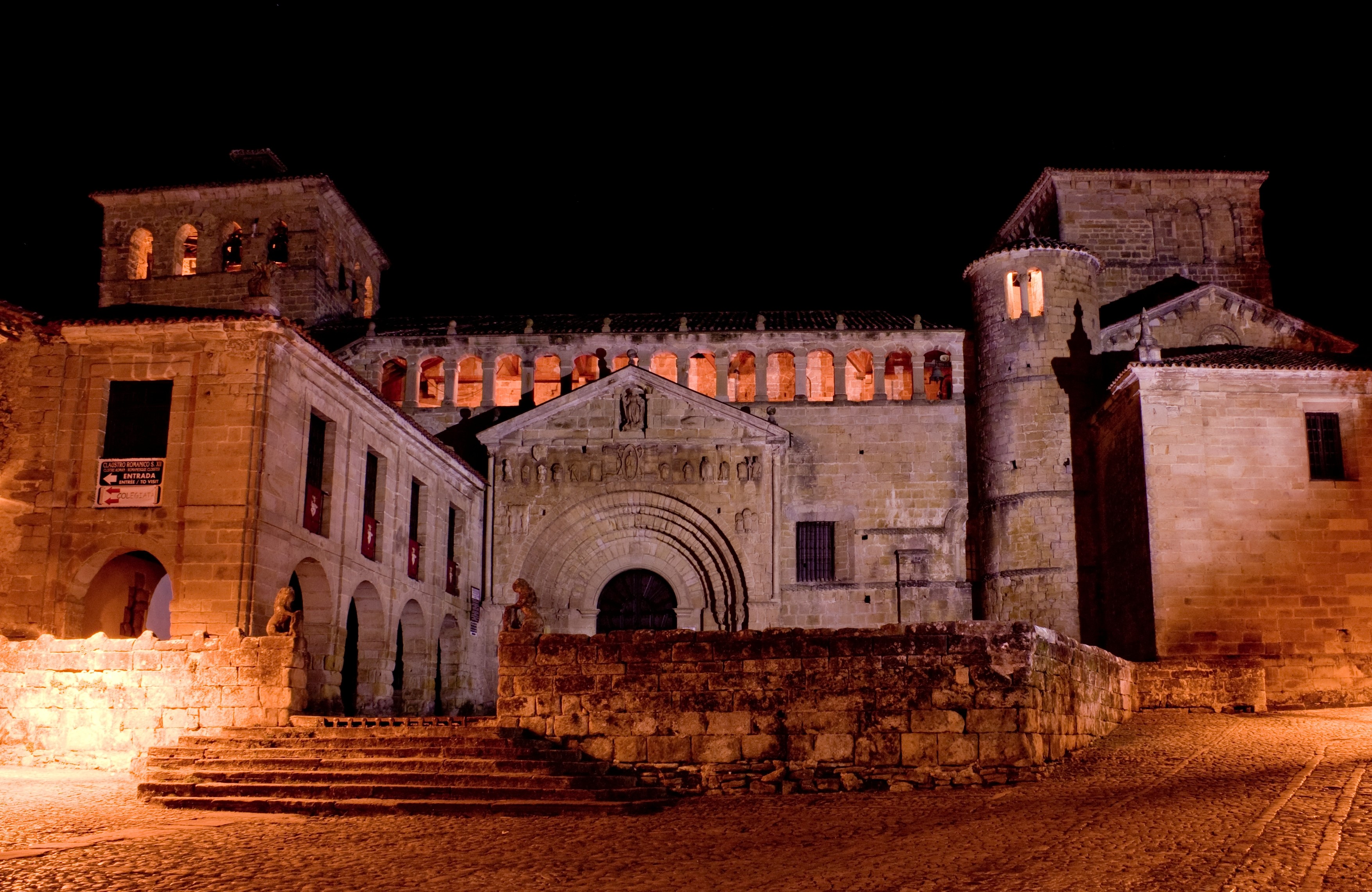 Colegiata de Santa Juliana at night HD Wallpaper