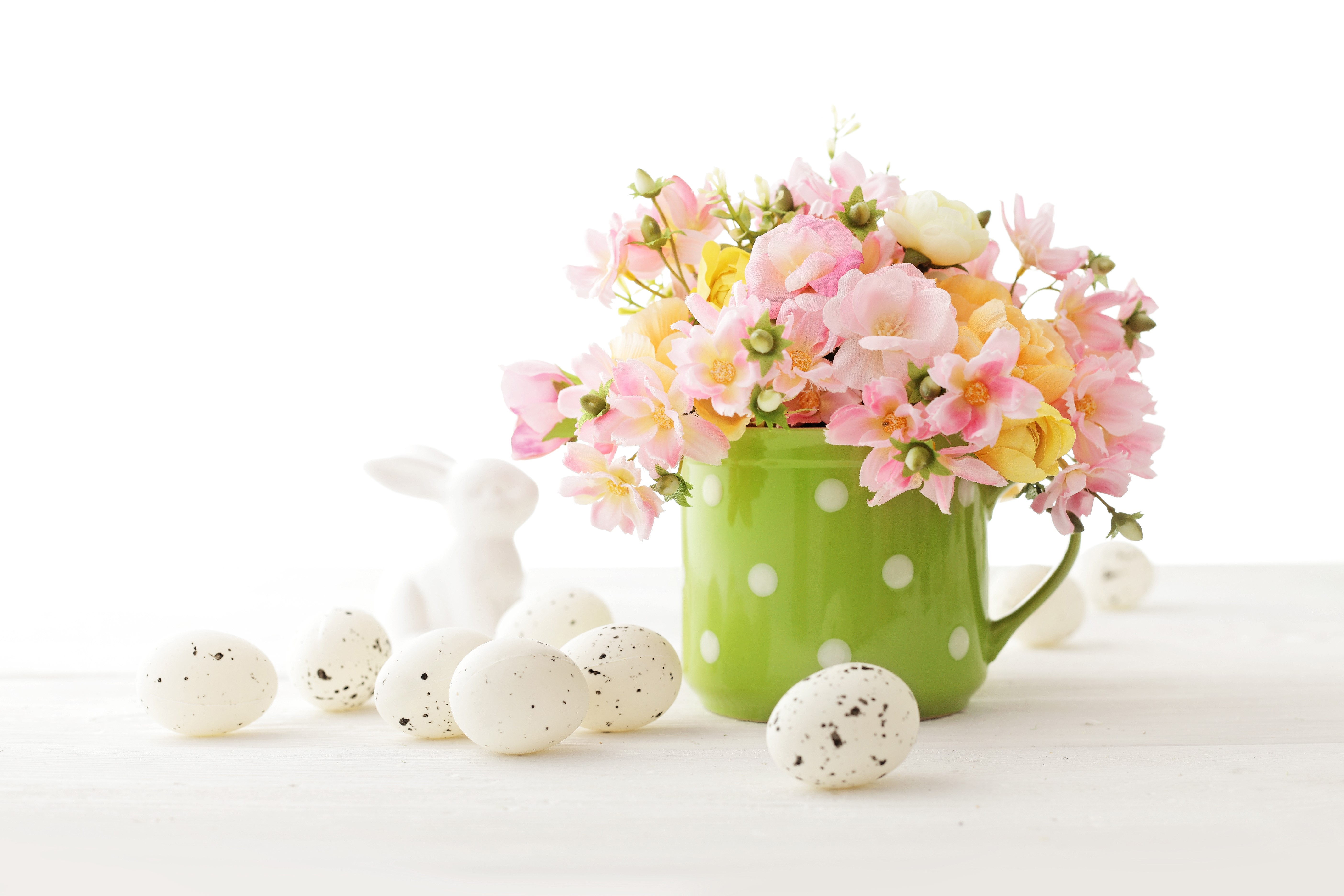 Easter bouquet in a polka dot mug with eggs and bunny HD Wallpaper