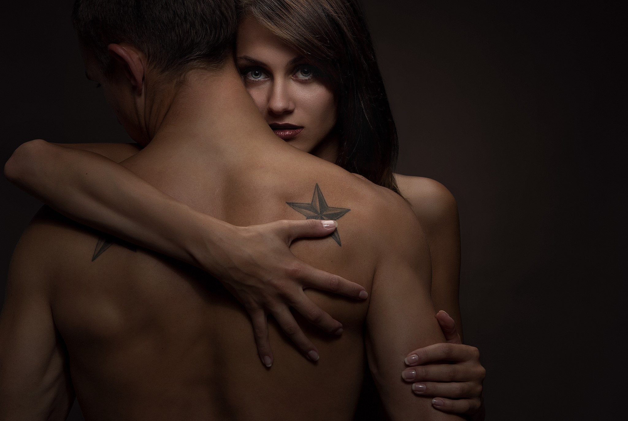 Couple embracing with tattoos HD Wallpaper