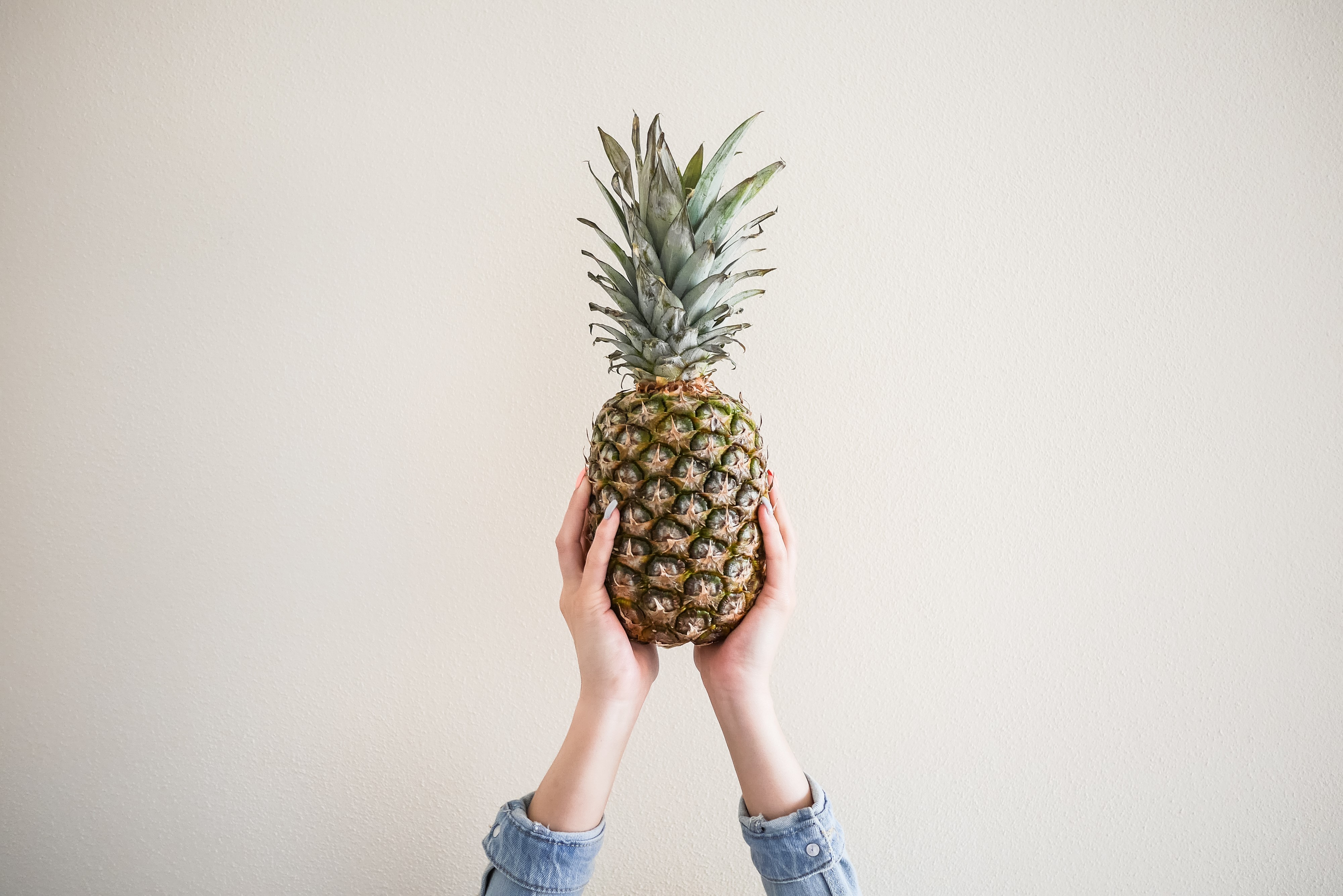 Hands holding a pineapple HD Wallpaper