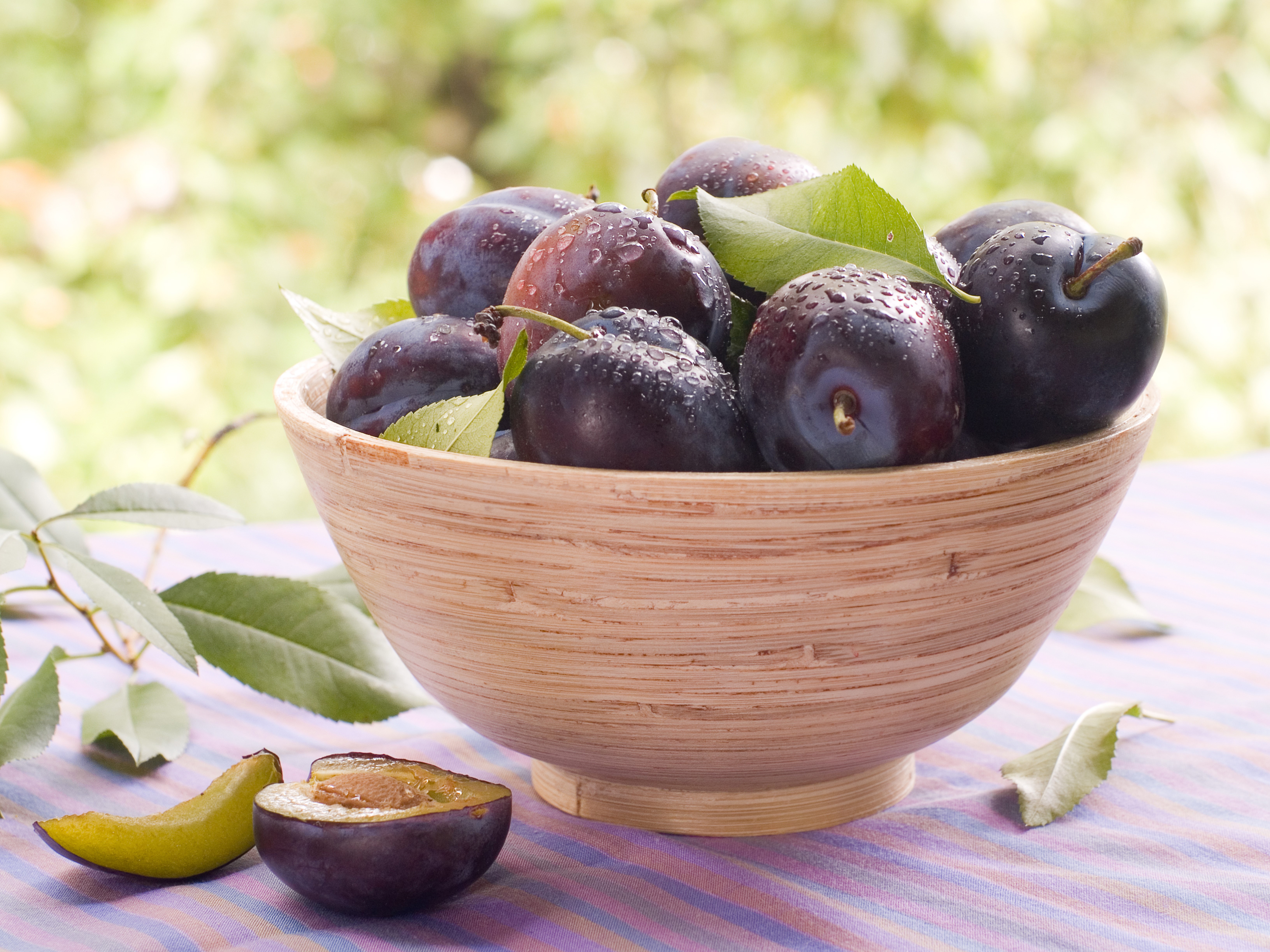 Plums in a bowl HD Wallpaper