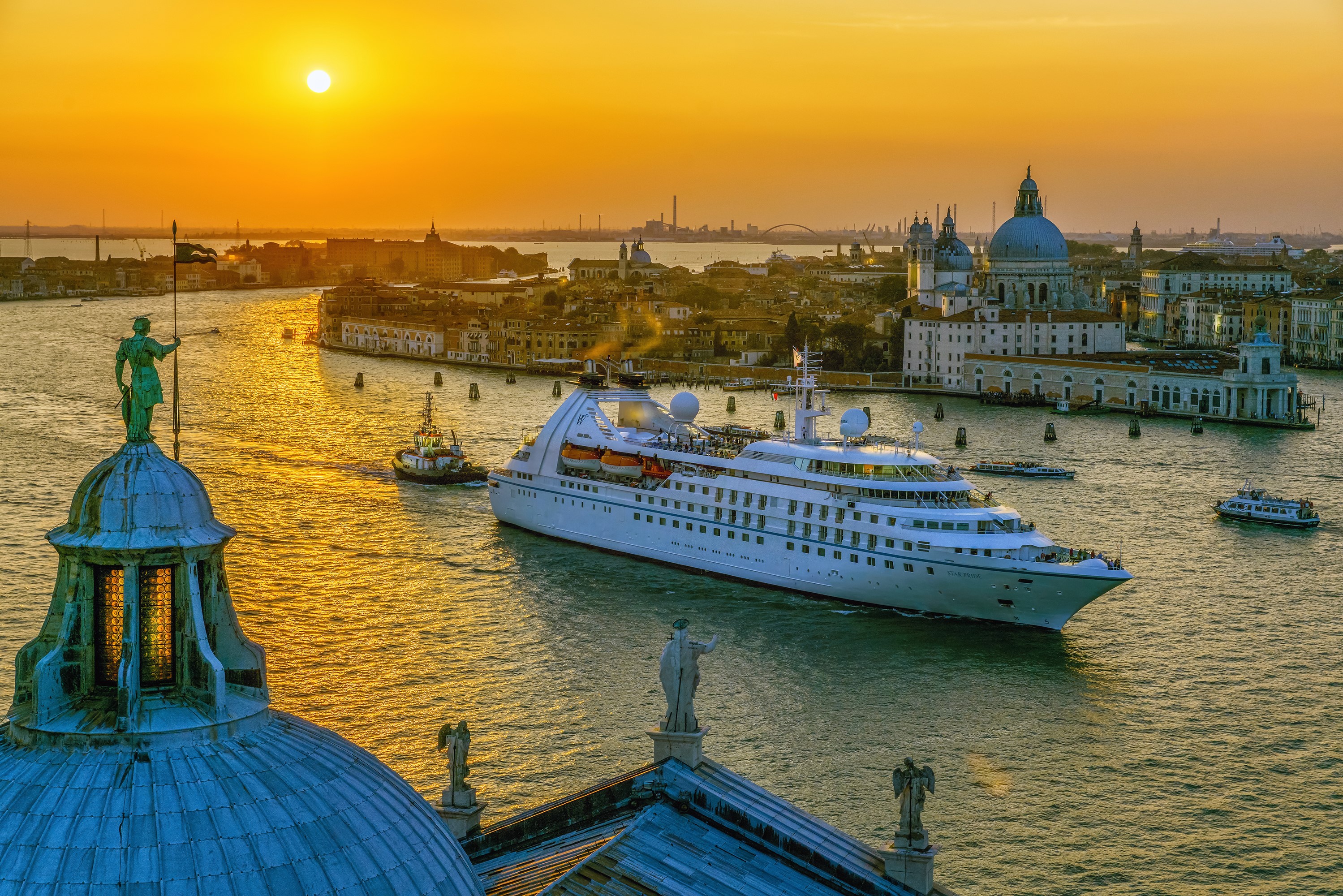 Cruise ship sailing in Venice at sunset HD Wallpaper