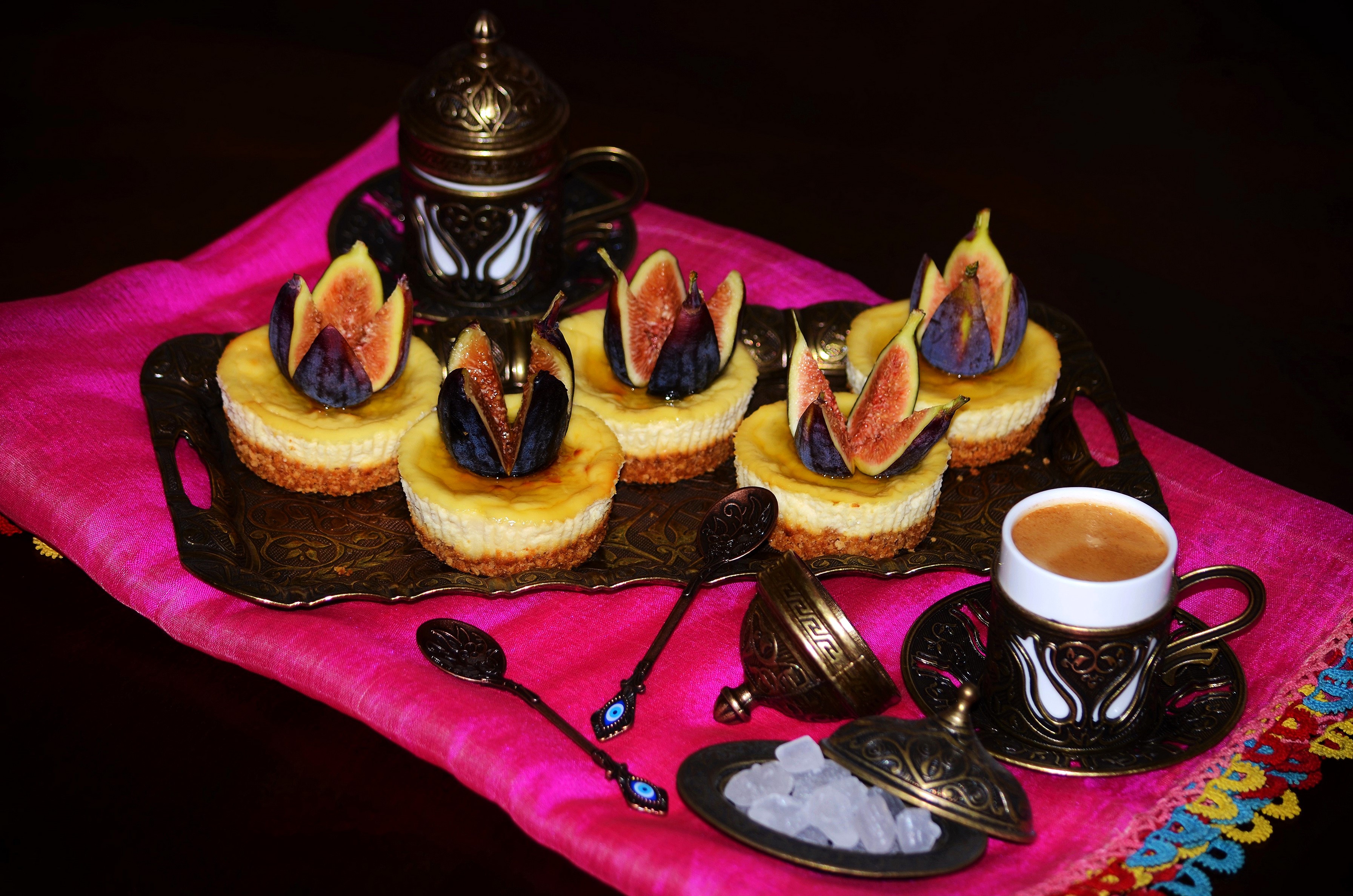 Cheesecakes with figs and Turkish coffee HD Wallpaper