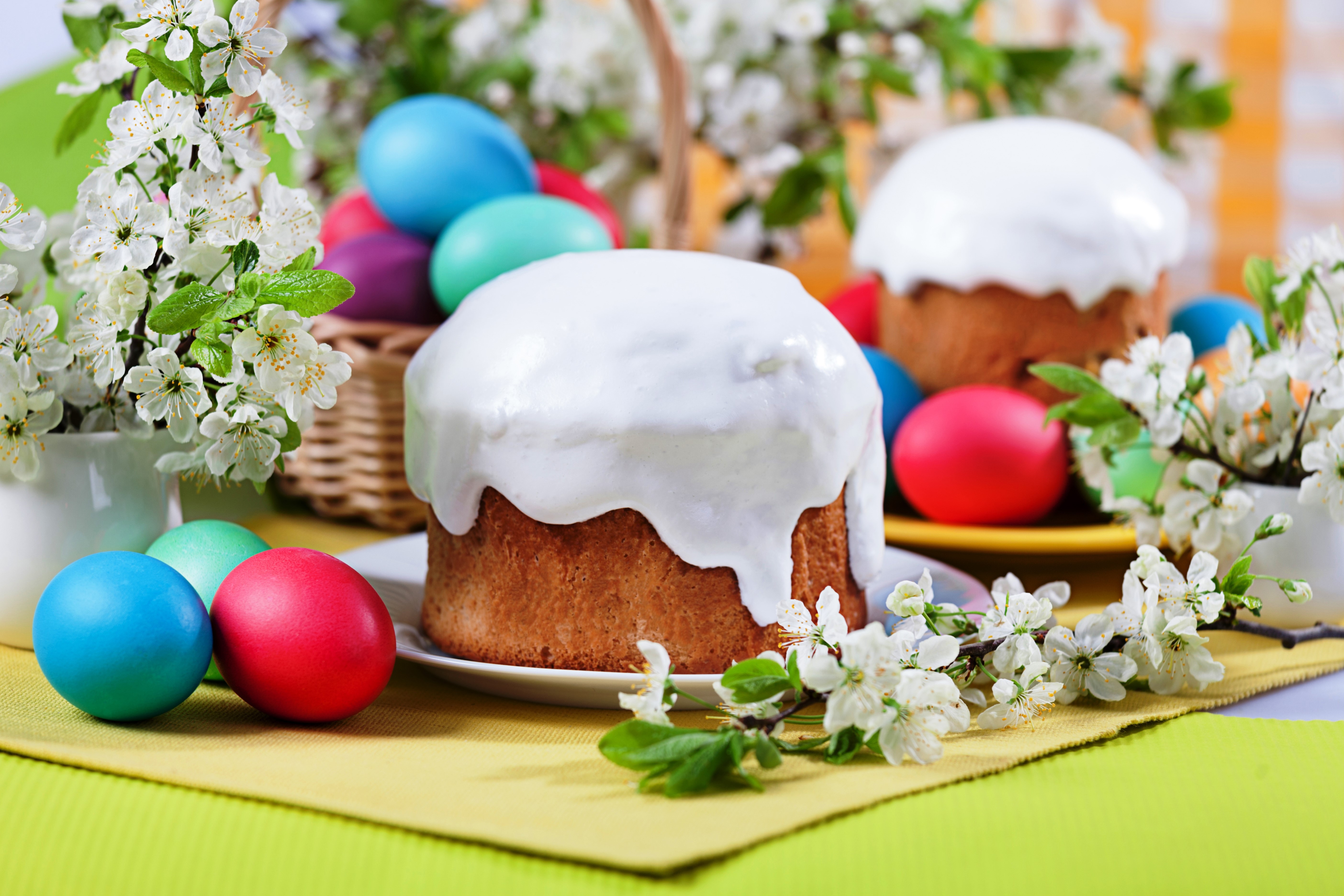 Easter Kulich Cakes and Painted Eggs with Flowers HD Wallpaper