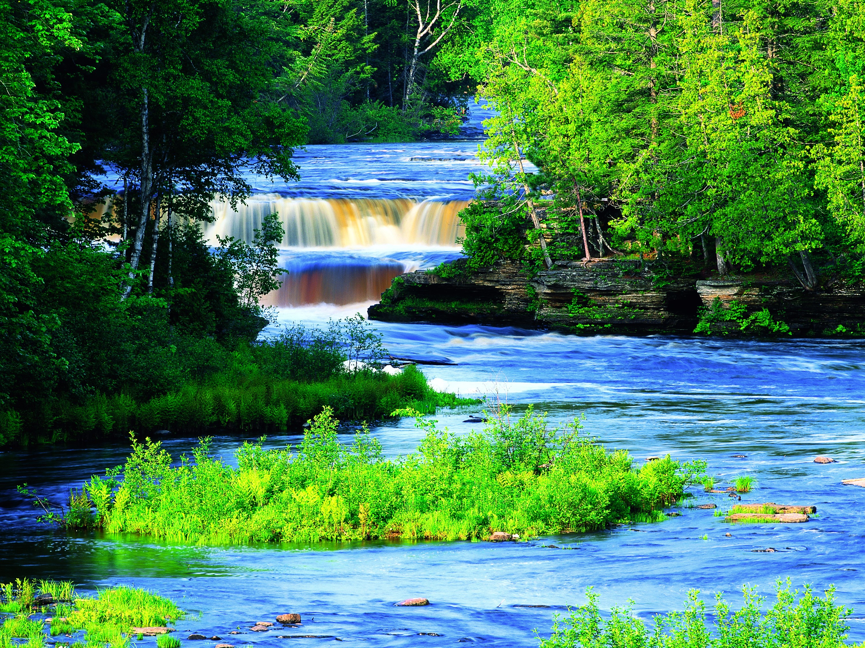Tahquamenon River Waterfall in Michigan, USA HD Wallpaper