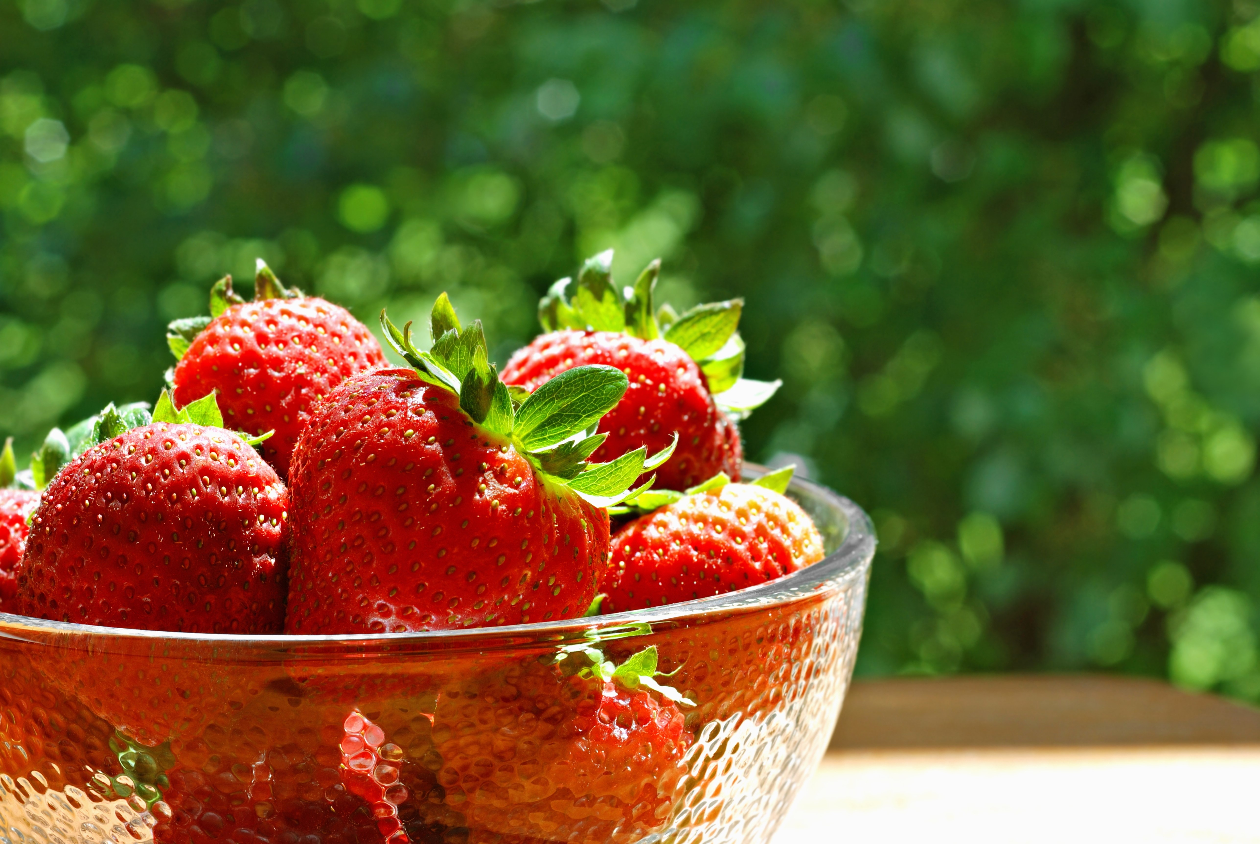 Strawberries in a bowl HD Wallpaper