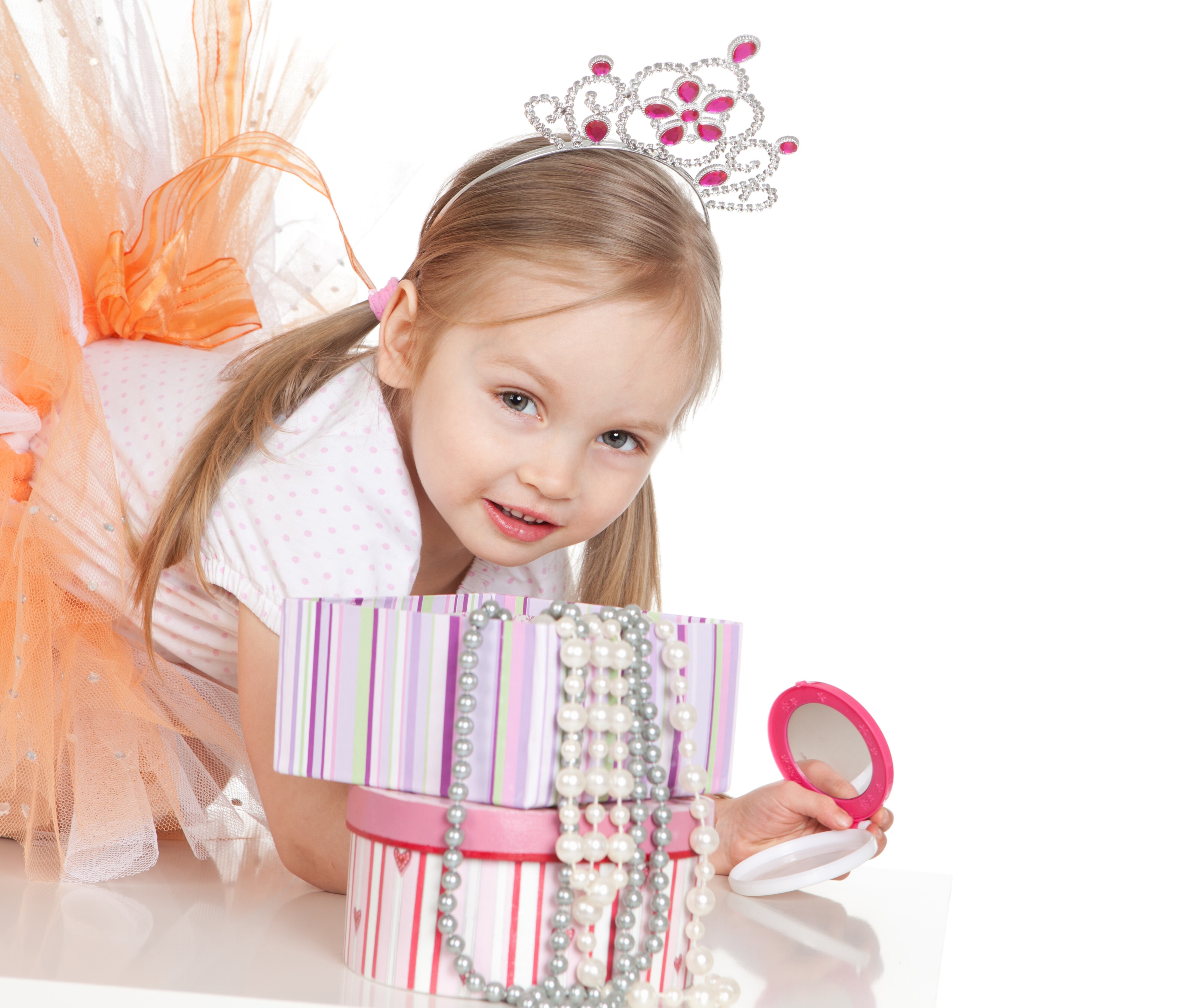 Little girl with crown and jewelry HD Wallpaper