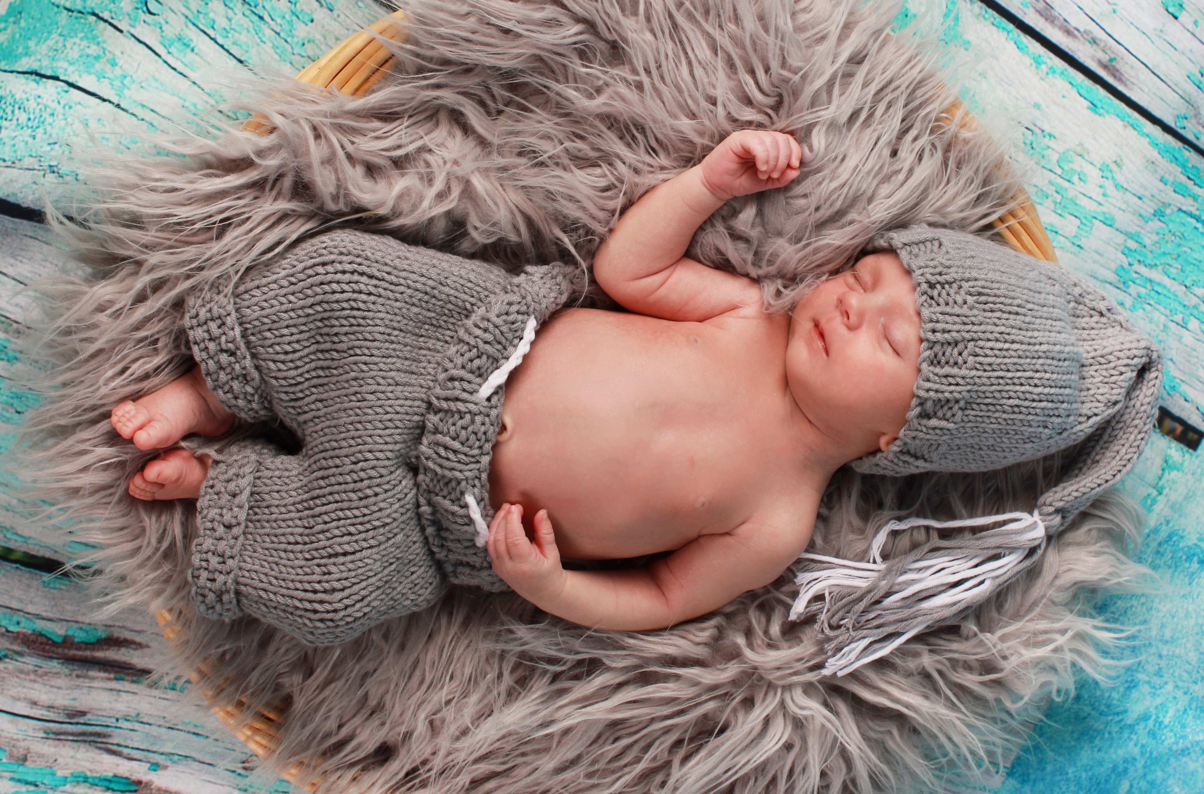 Newborn baby sleeping in a basket HD Wallpaper