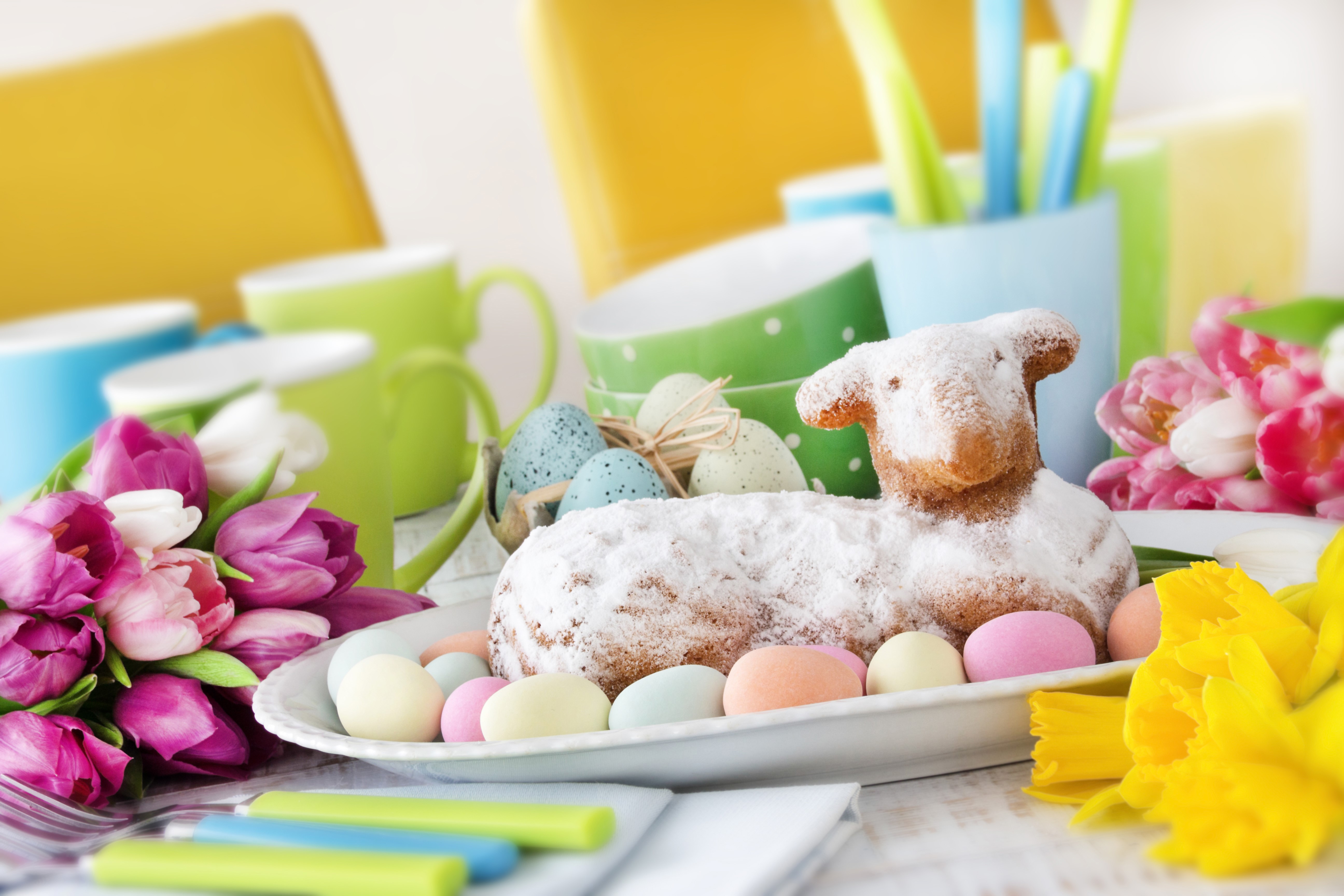 Easter lamb cake with tulips and eggs HD Wallpaper