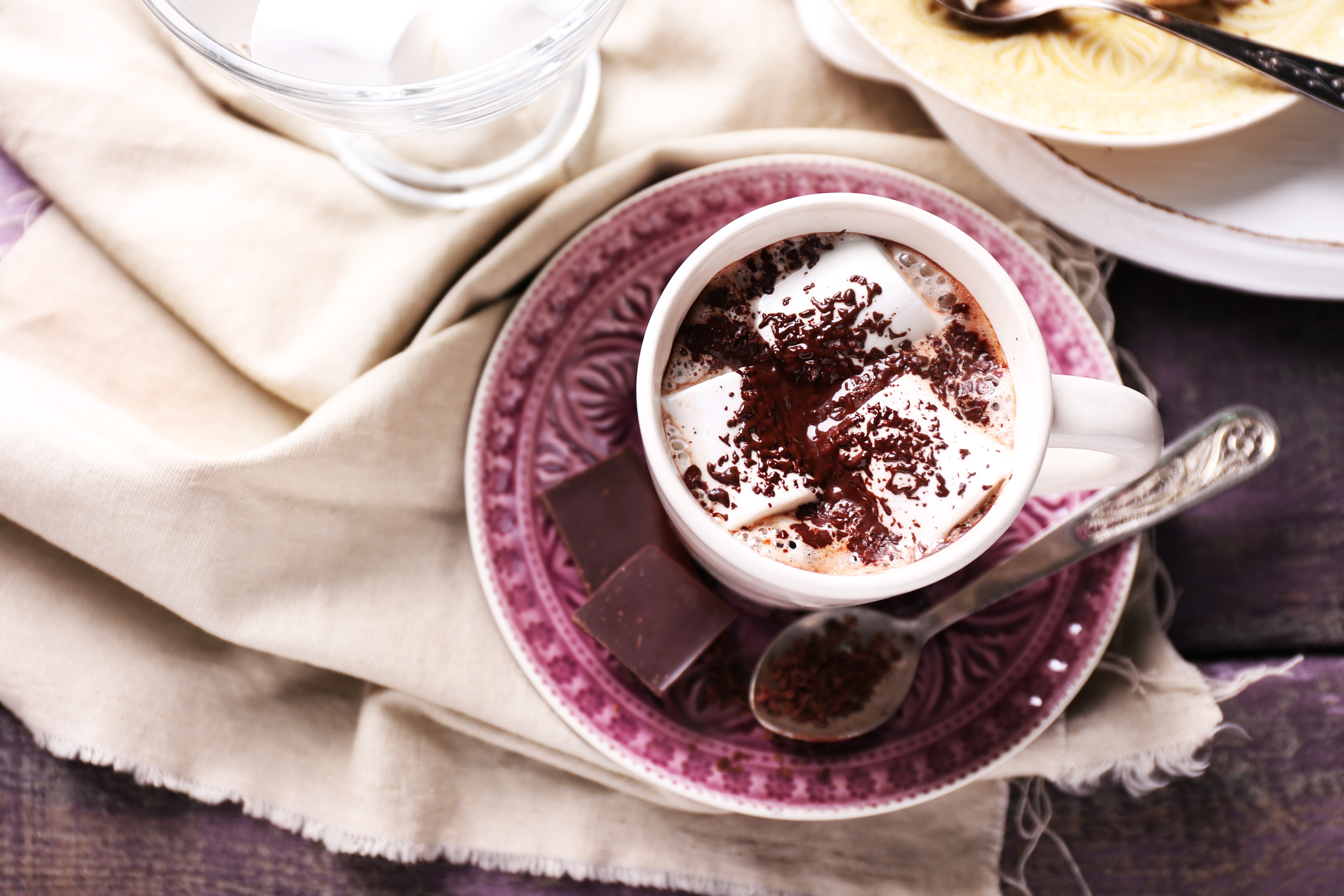 Hot chocolate with marshmallows and chocolate pieces HD Wallpaper