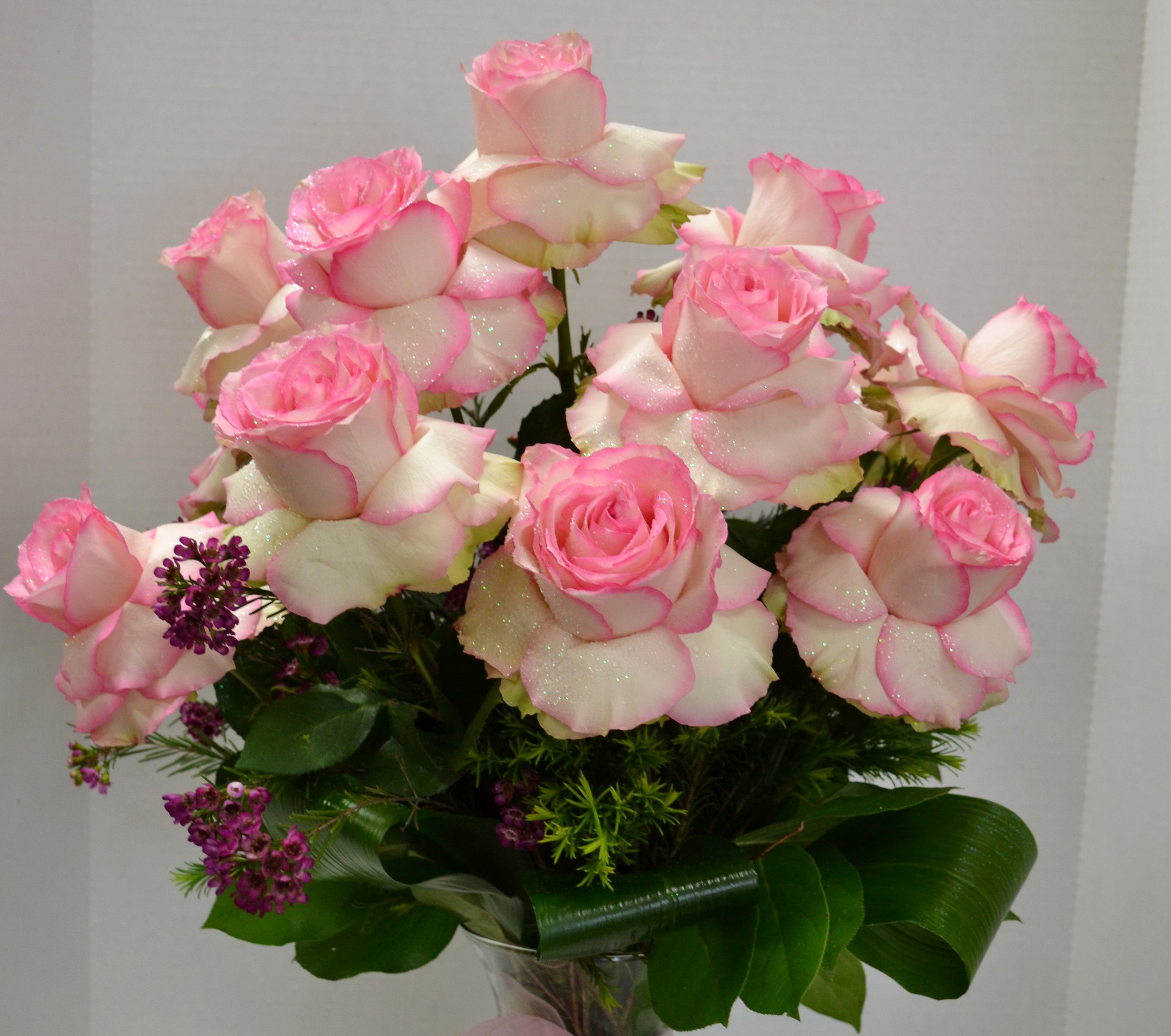 Bouquet of pink and white roses with glitter HD Wallpaper