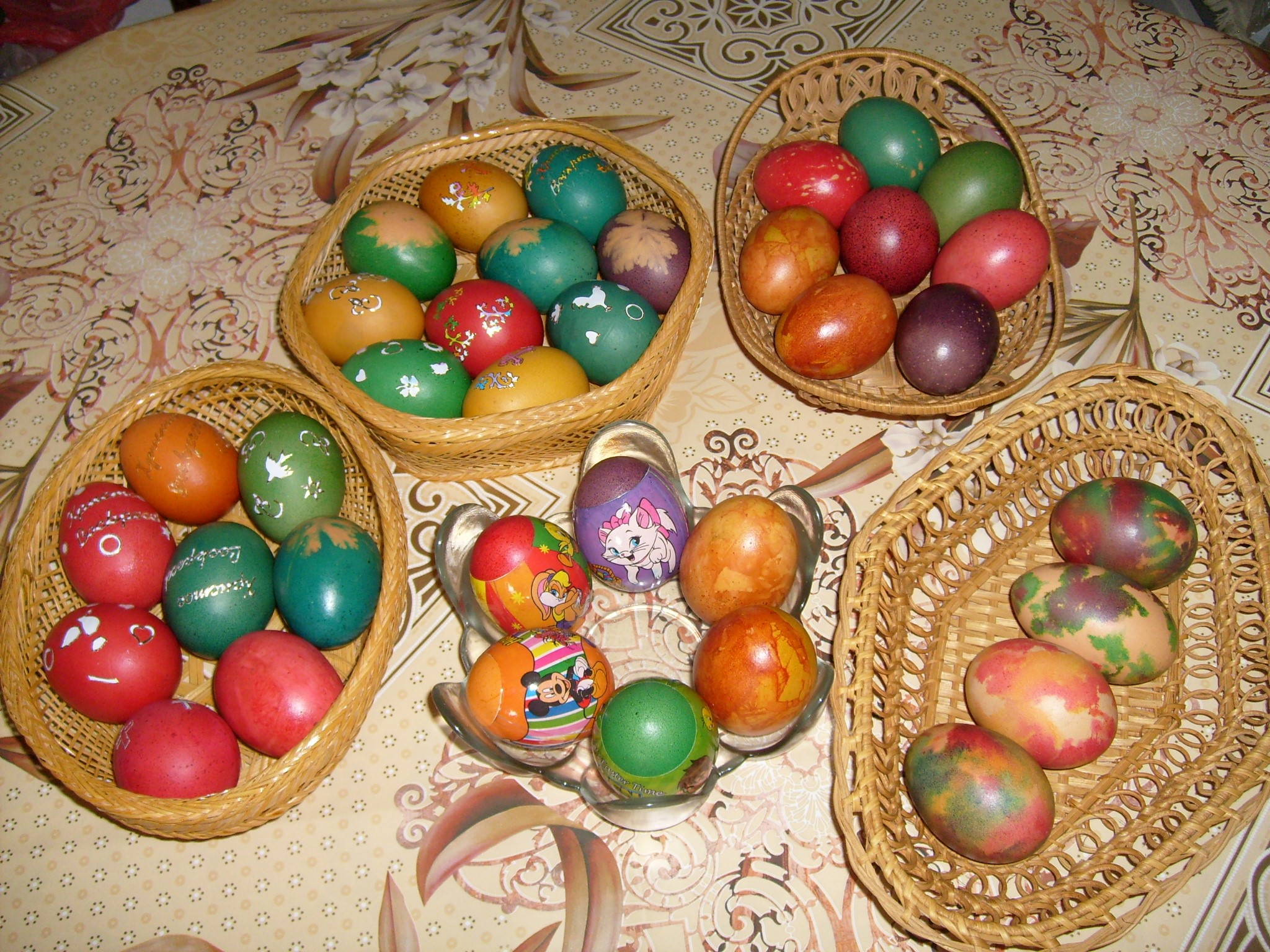 Easter Eggs in Wicker Baskets HD Wallpaper