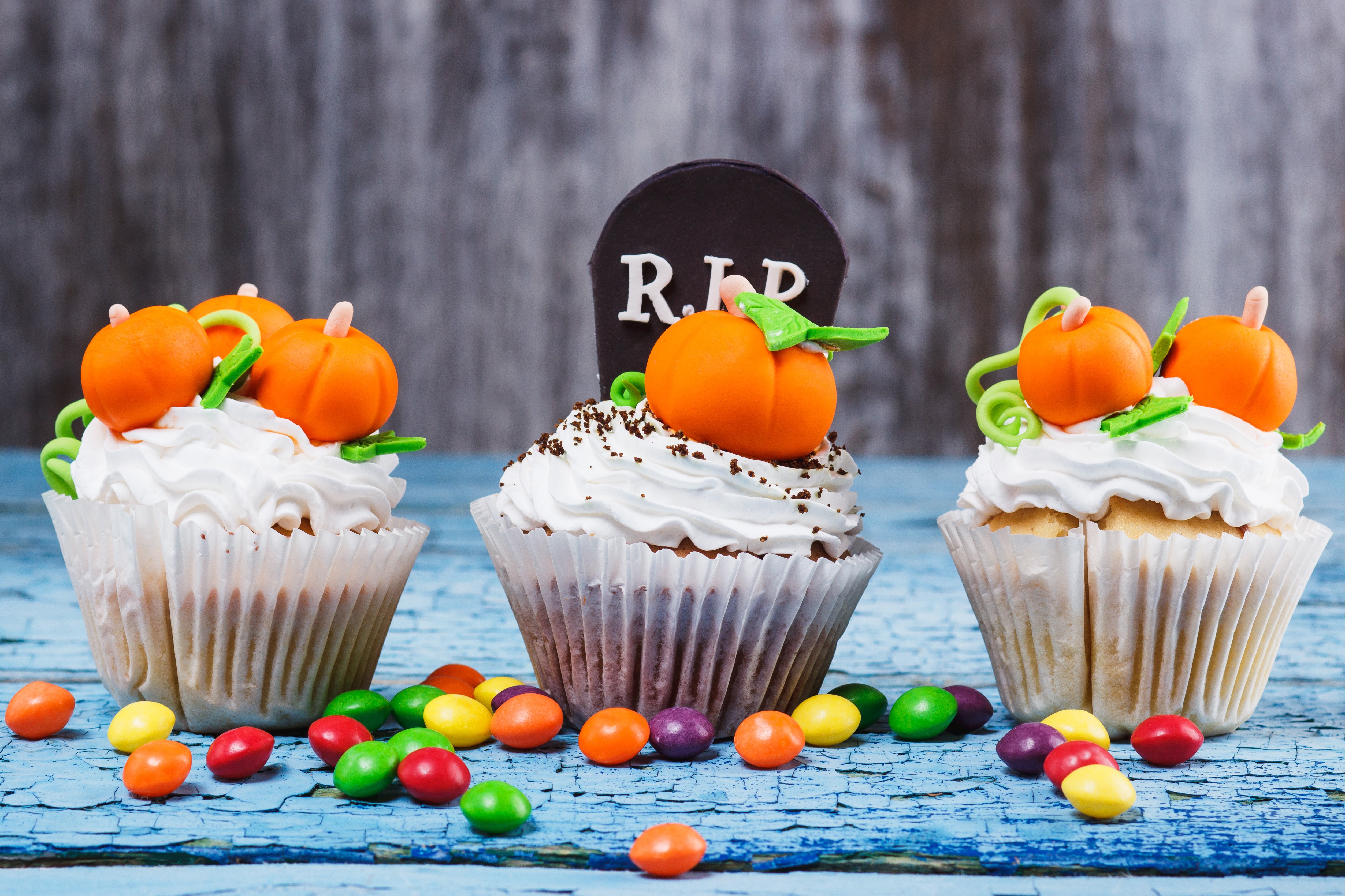 Halloween cupcakes with pumpkins and R.I.P. tombstone HD Wallpaper