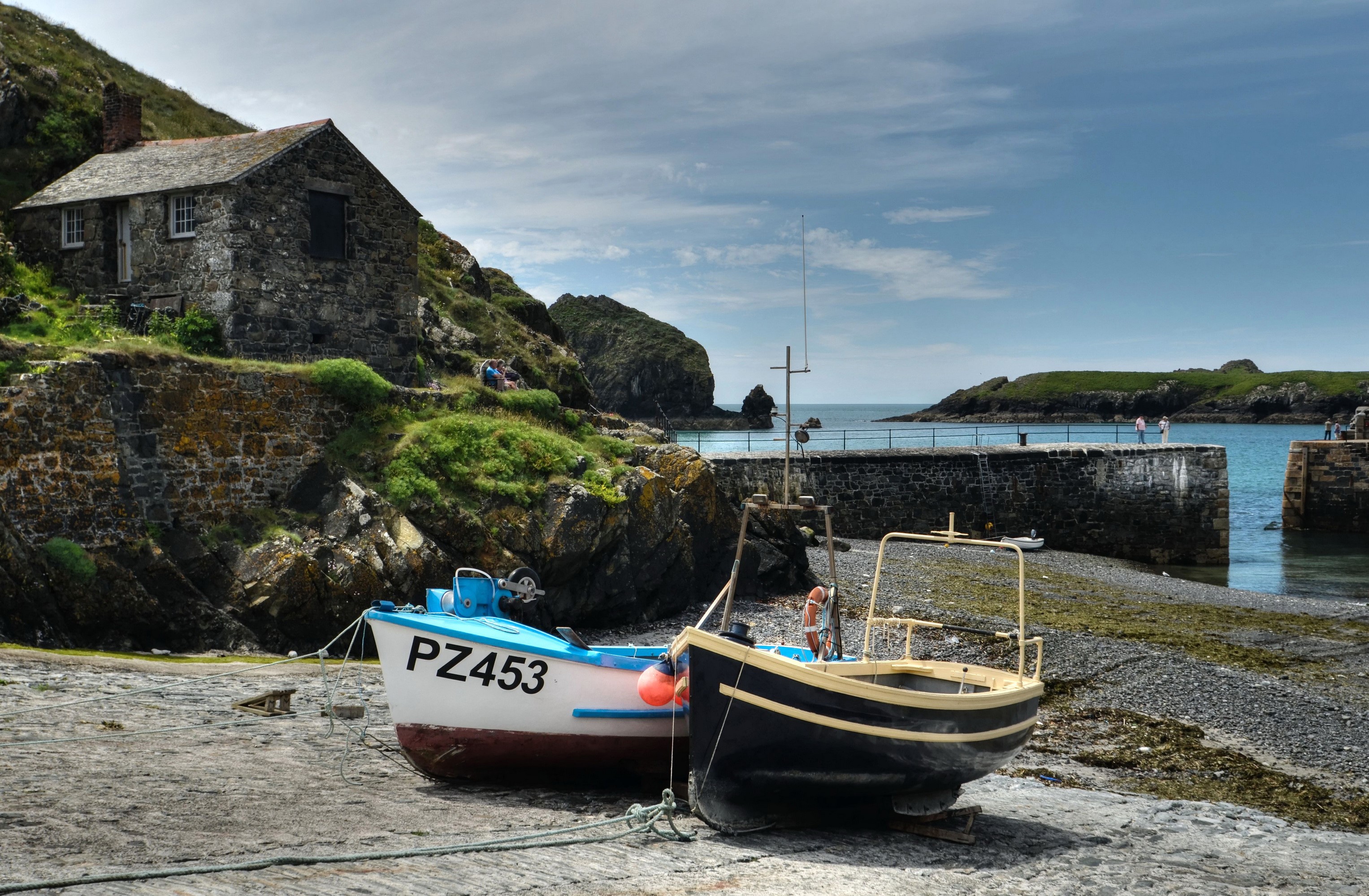 Mullion Cove, Cornwall: Stone House and Boats on Shore HD Wallpaper