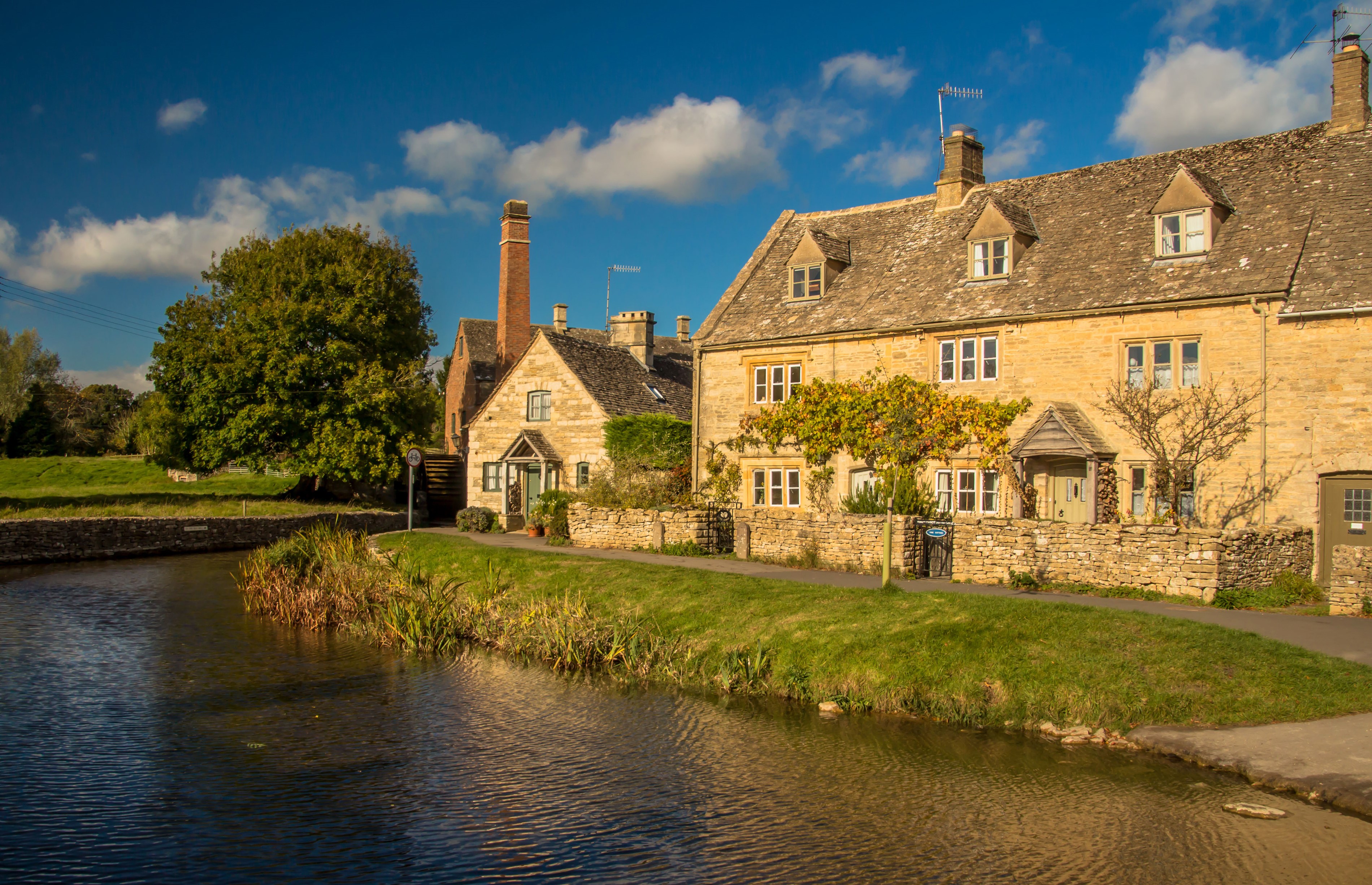 Stone houses by a river in Lower Slaughter, England HD Wallpaper