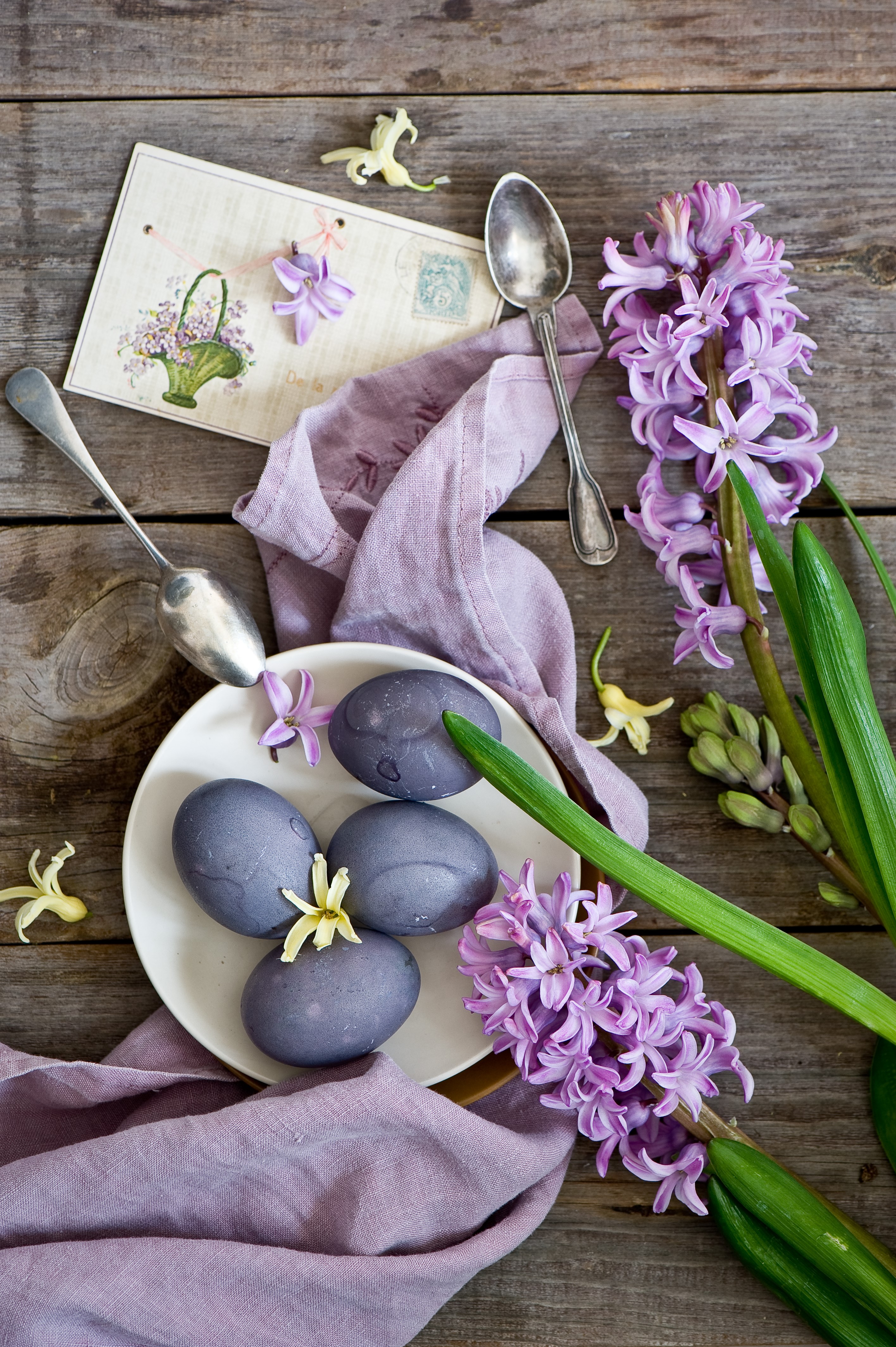 Easter eggs with hyacinths and spoons on wood HD Phone Wallpaper
