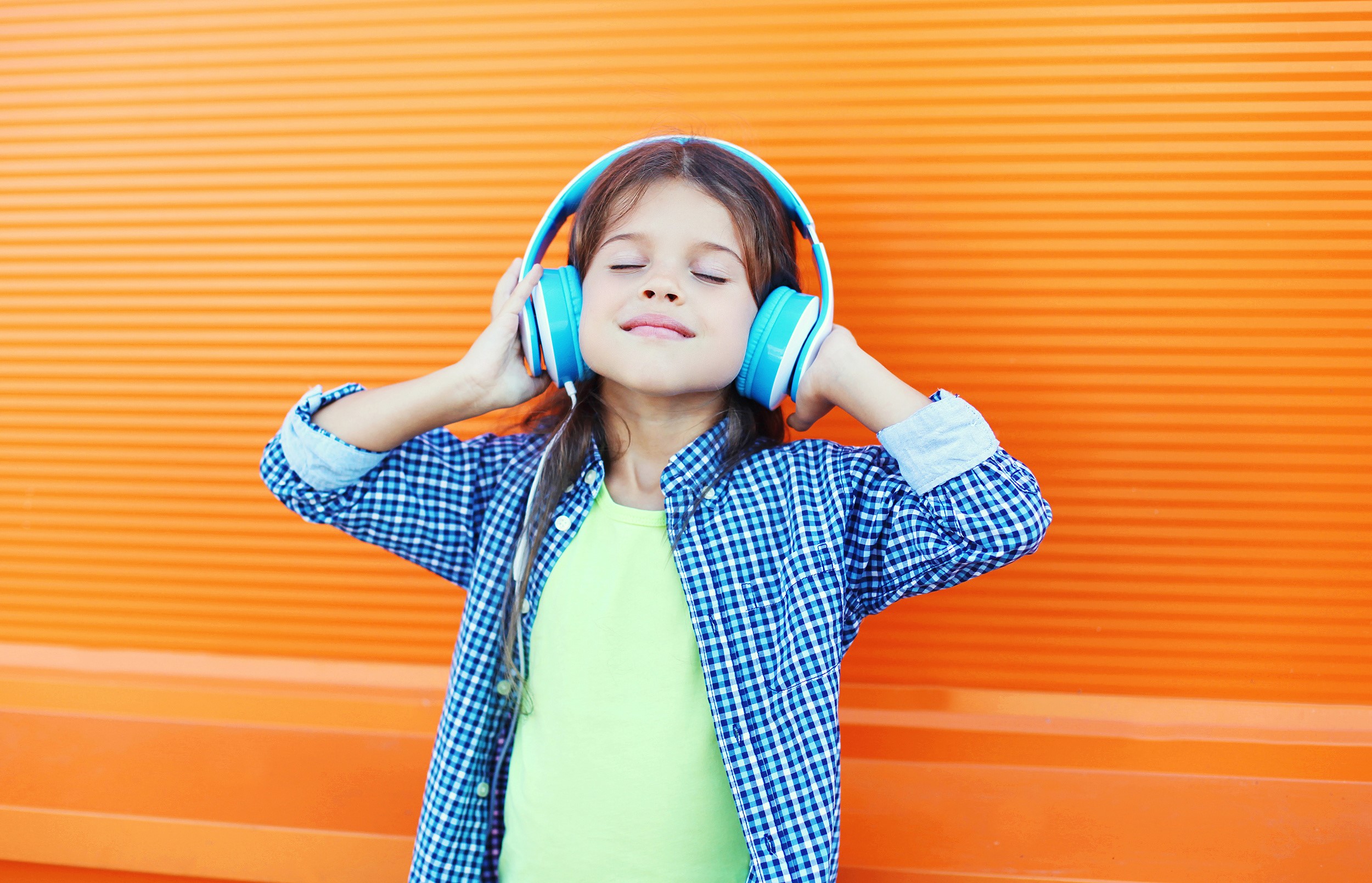 Girl with headphones listening to music HD Wallpaper