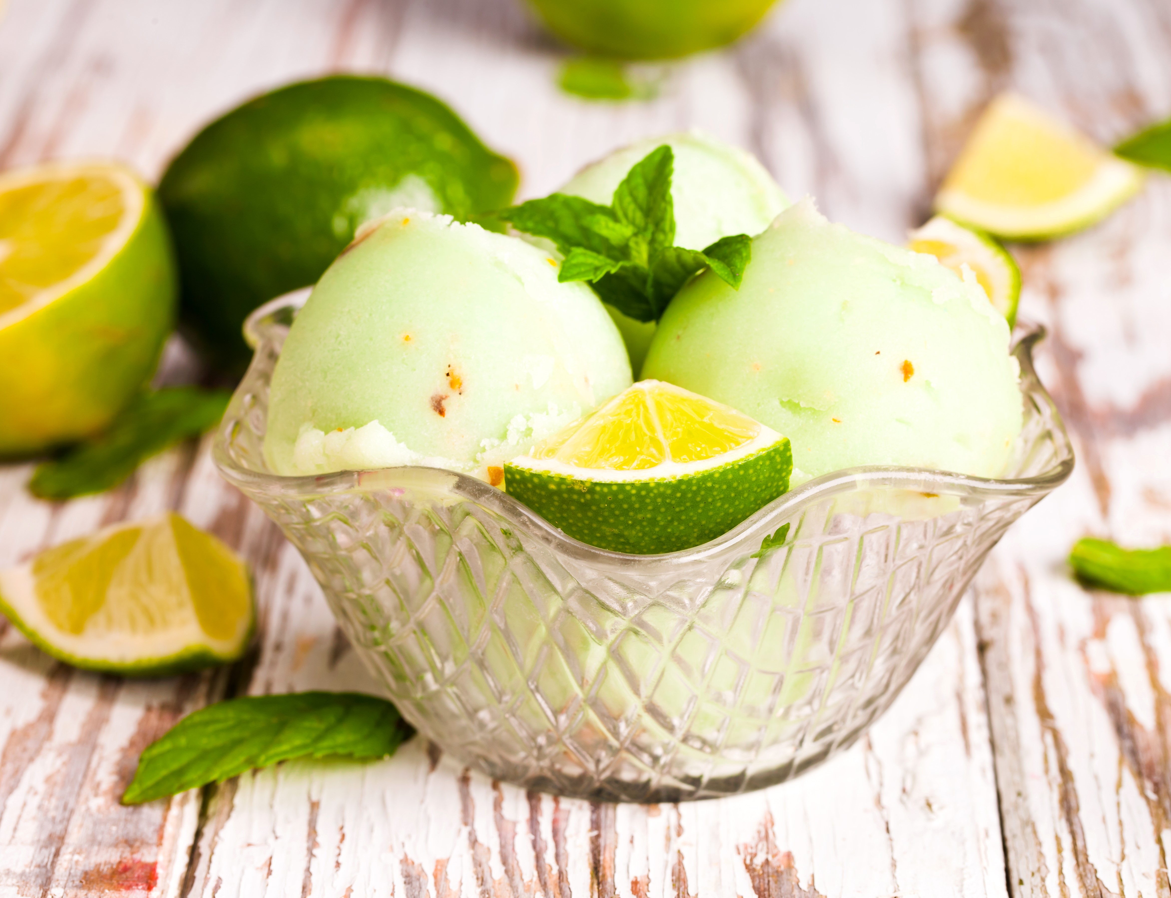 Lime ice cream in a bowl with mint and lime slices HD Wallpaper